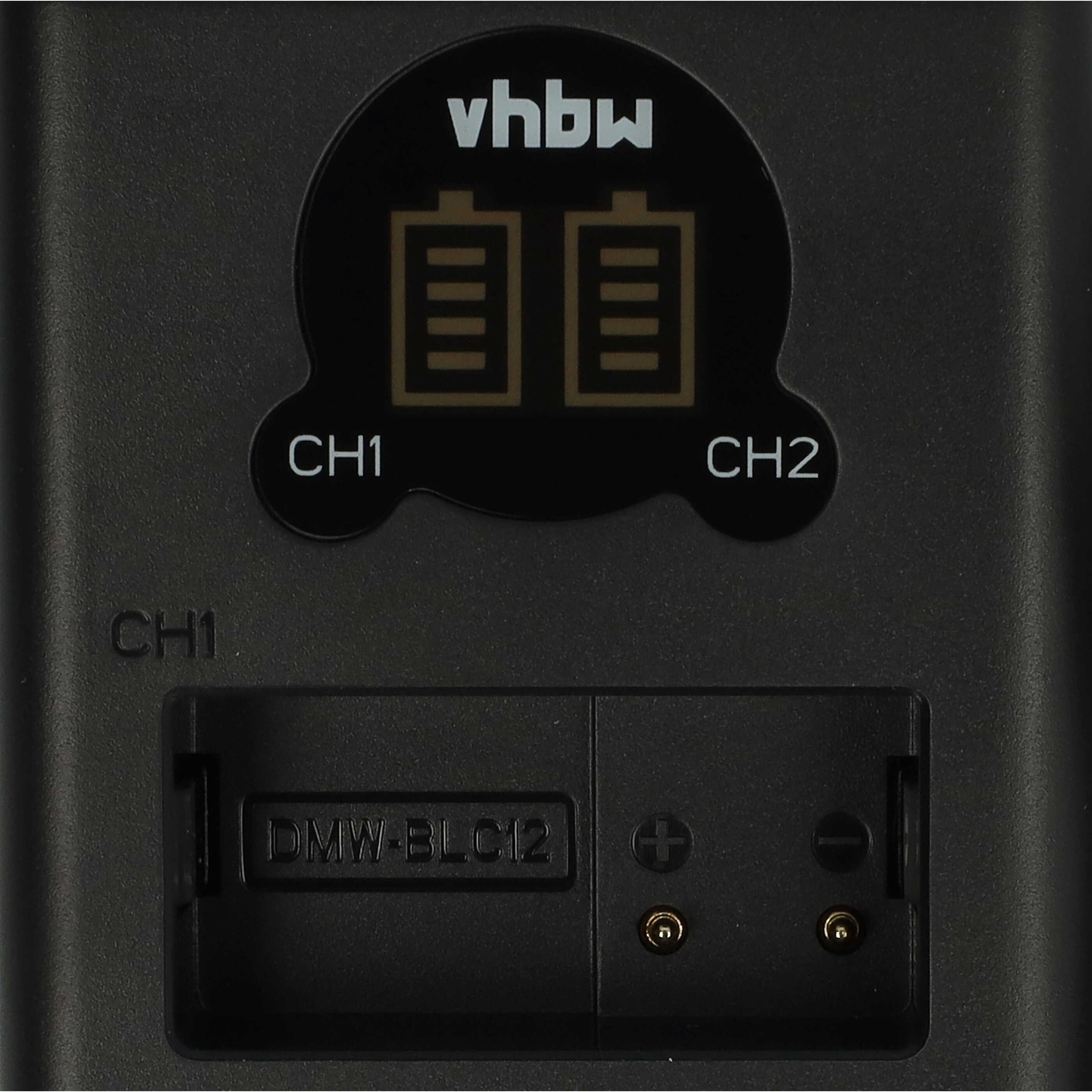 Ein schwarzes Ladegerät mit Batteriesymbolen, vhbw-Logo und den Bezeichnungen CH1 und CH2. Ein DMW-BLC12-Batteriesteckplatz ist vorhanden.