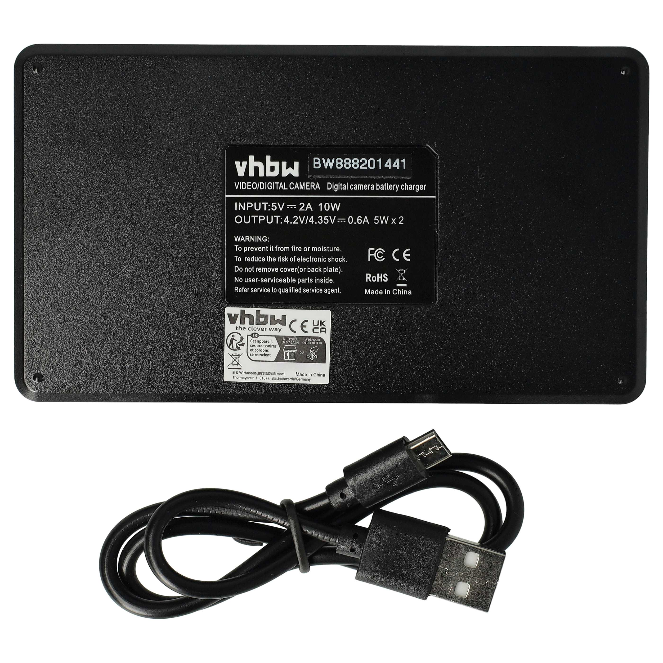 Schwarzes Kamerabatterieladegerät mit USB-Kabel. Text auf dem Ladegerät enthält Marke, Modell, Eingangs-/Ausgangsspezifikationen und Warnhinweise.