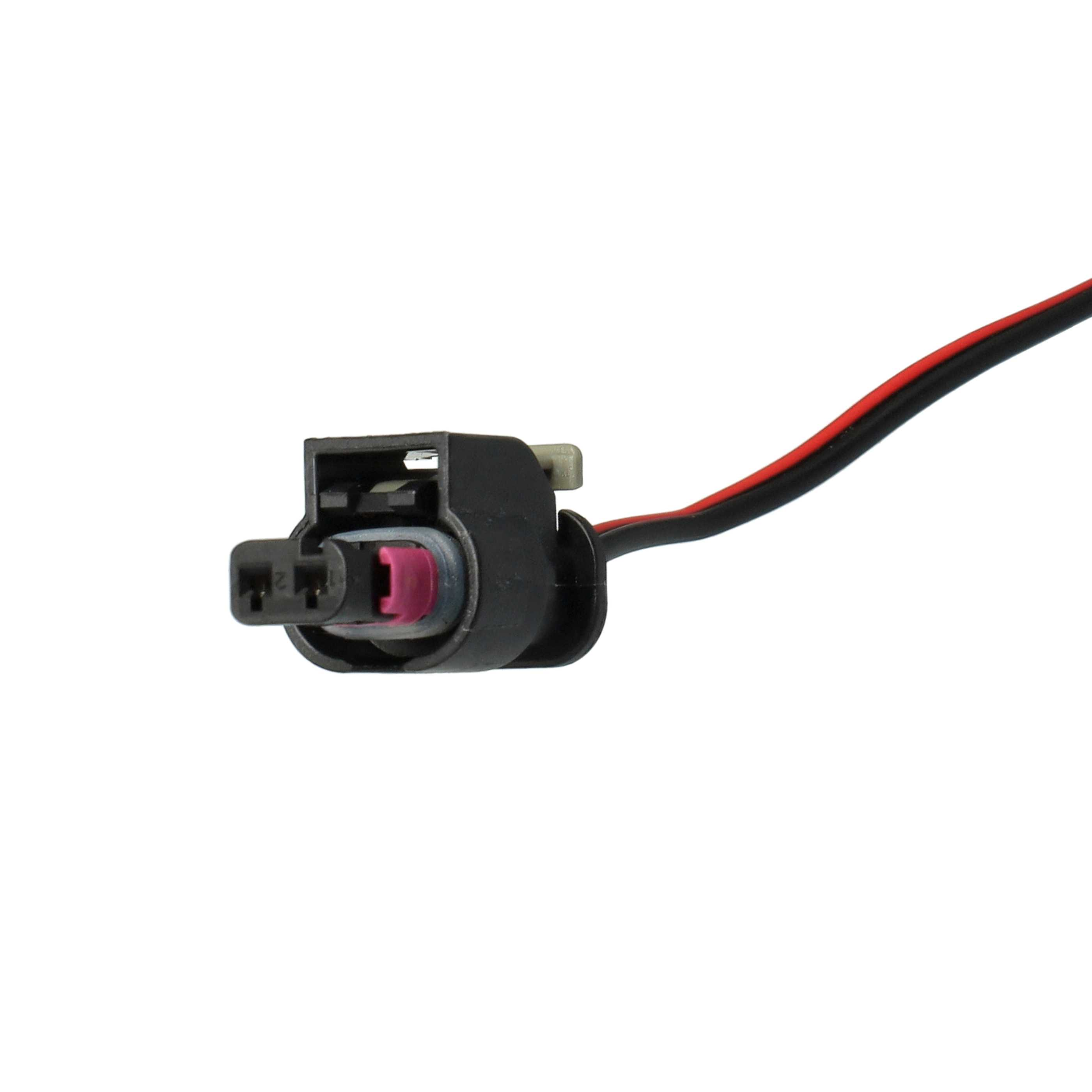 Schwarzer elektrischer Stecker mit roten und schwarzen Drähten, isoliert auf weißem Hintergrund. Detailaufnahme.