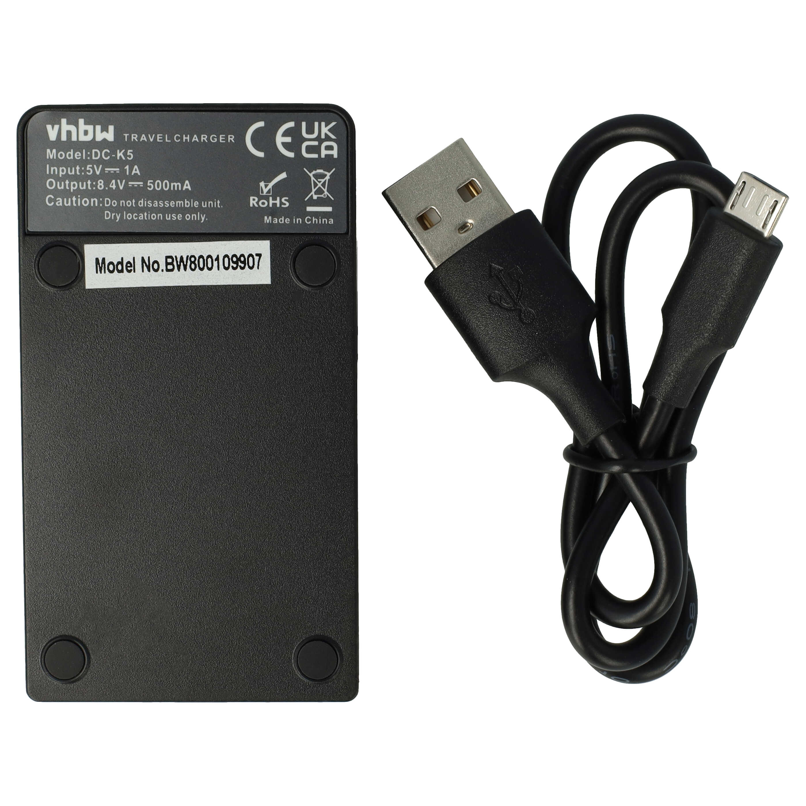 Schwarzes Reisegerät mit USB-Kabel. Das Ladegerät hat Textetiketten und eine Modellnummer. Kabel schwarz, USB und Micro-USB.