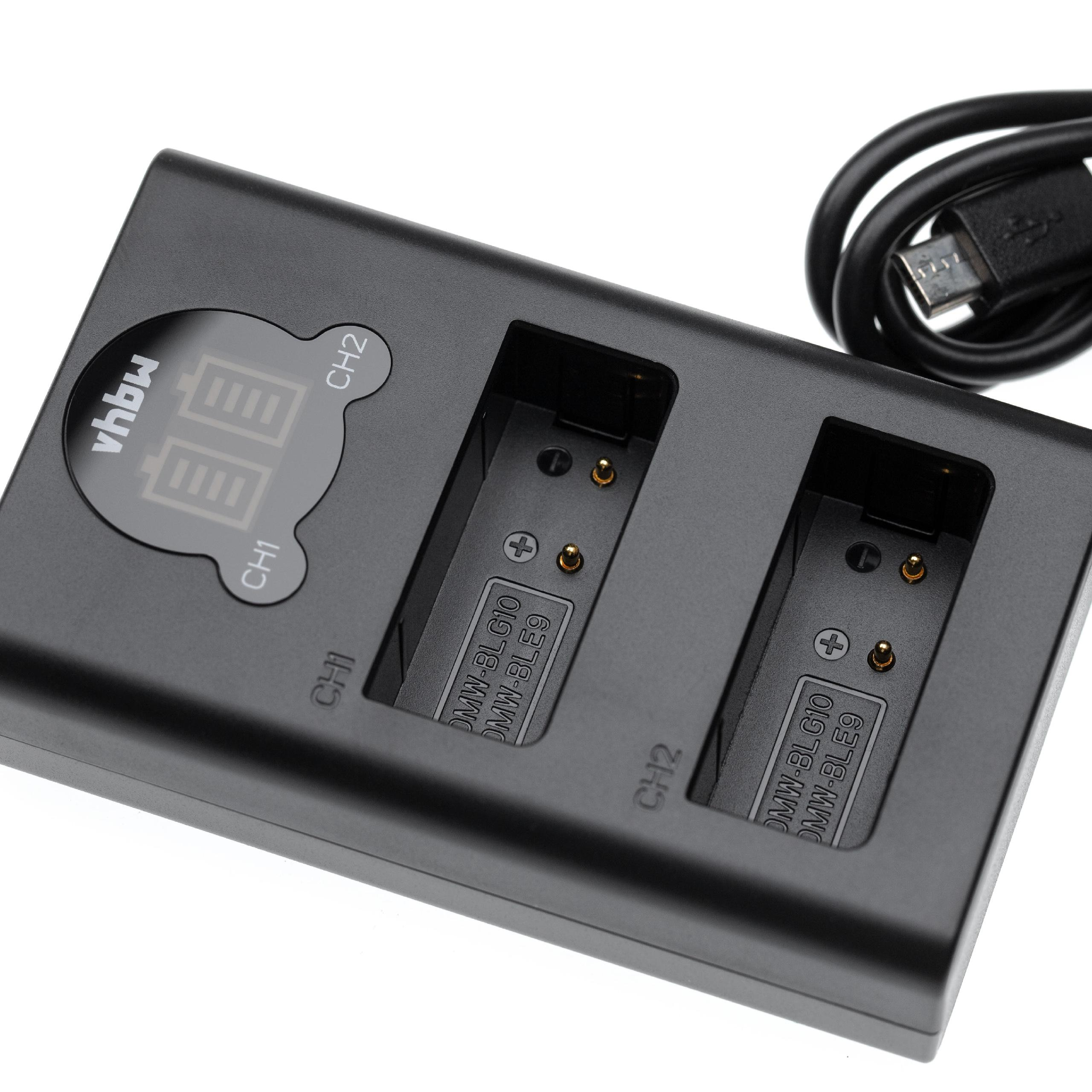 Ein schwarzes Batterieladegerät mit zwei Schächten, Digitalanzeige und USB-Kabel vor weißem Hintergrund.