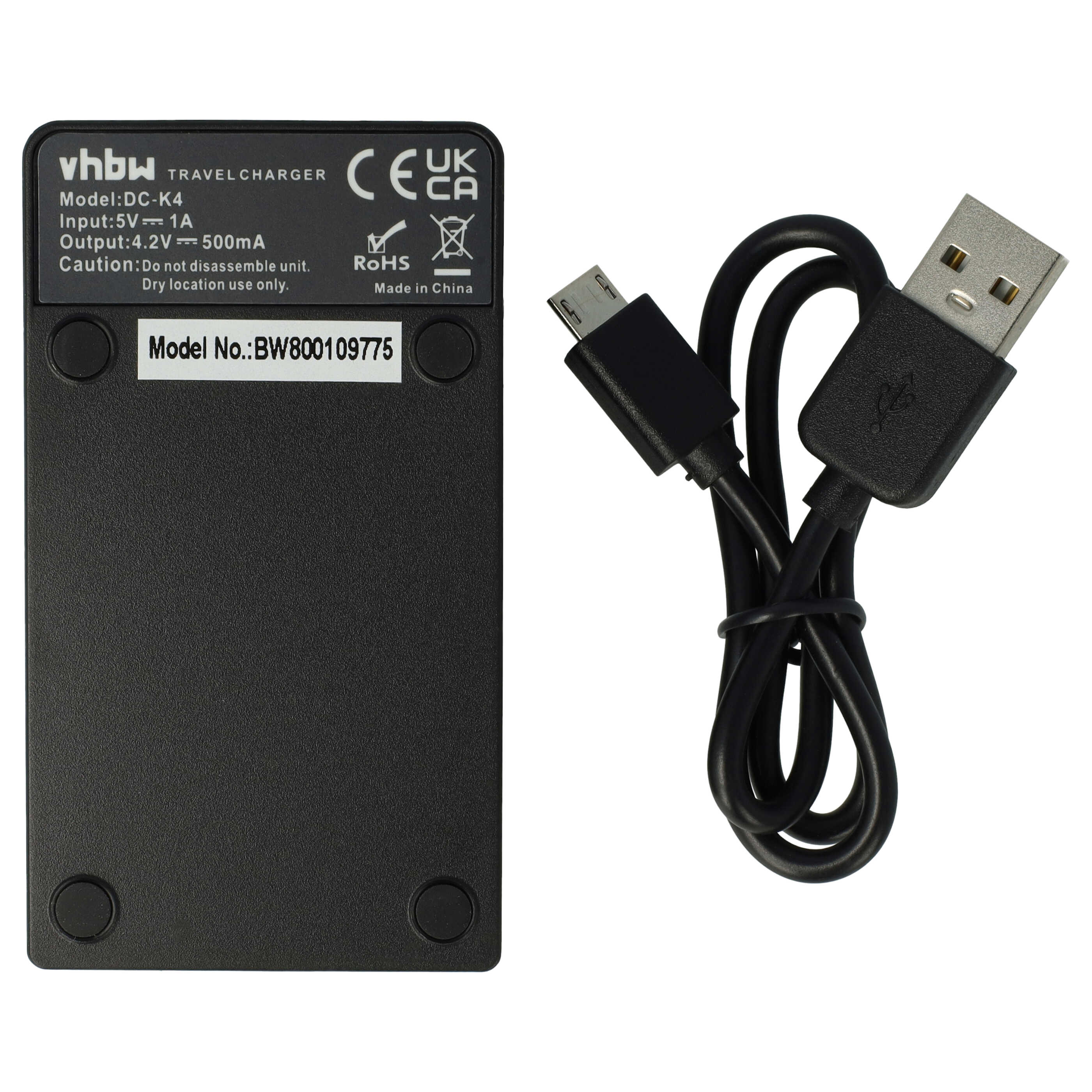 Schwarzes Reise Ladegerät mit USB-Kabel. Das Ladegerät hat Textaufkleber und einen USB-Anschluss. Ein schwarzes Kabel ist angeschlossen.