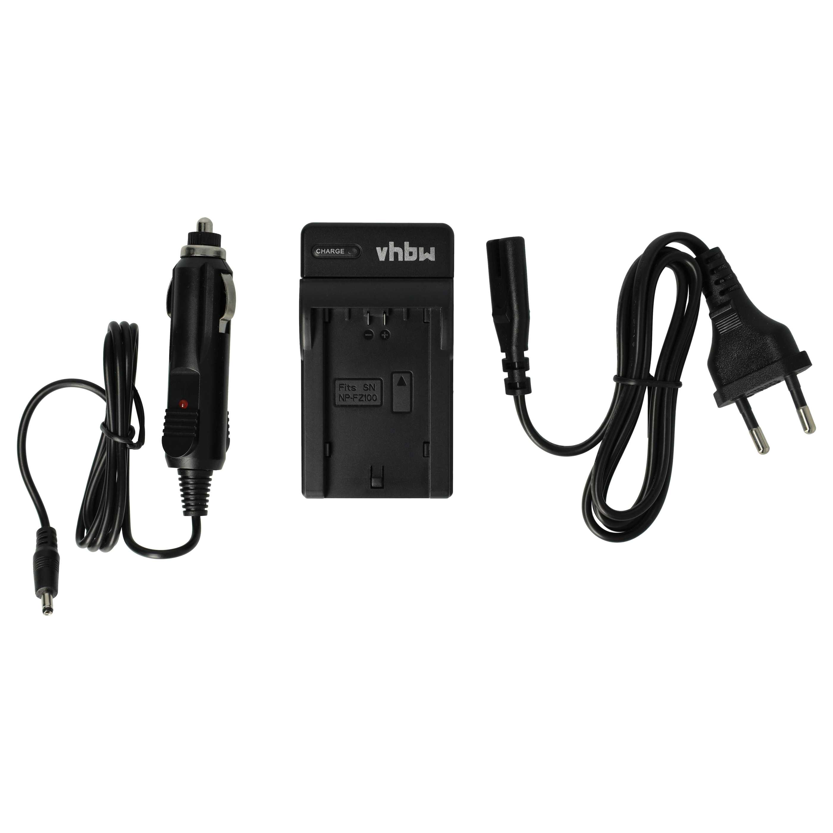 Schwarzes Kamera-Akkuladegerät, Auto-Adapter und Netzkabel auf weißem Hintergrund.