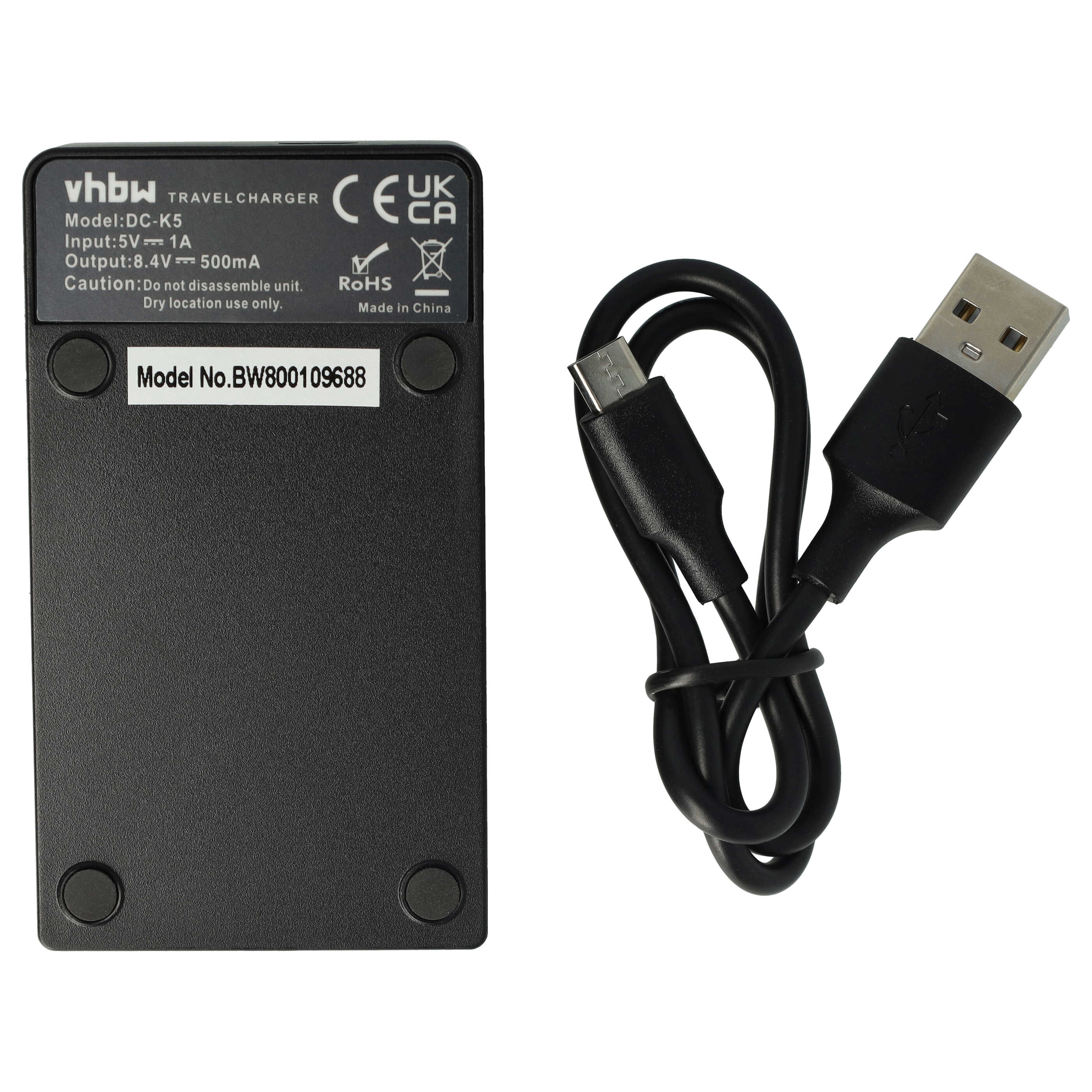 Schwarzes Reise-Ladegerät mit USB-Kabel. Ladegerät hat Text und Markierungen. Das Kabel ist schwarz mit USB und Typ-C-Anschluss.