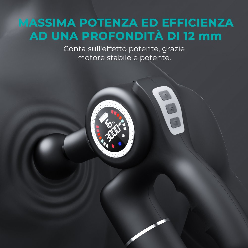Pistola massaggiante nera con display digitale che mostra numeri e batteria. Lo sfondo è scuro con increspature.