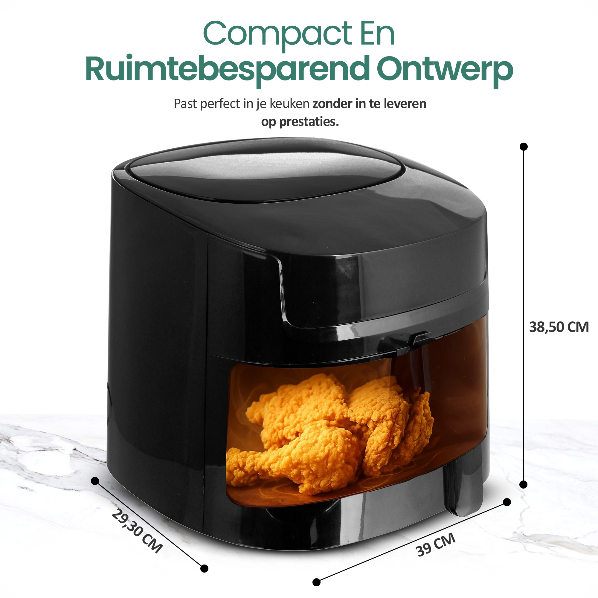 Czarna frytkownica powietrzna z widocznym smażonym kurczakiem. Wymiary są podane. Tekst u góry: 'Compact En Ruimtebesparend Ontwerp'.