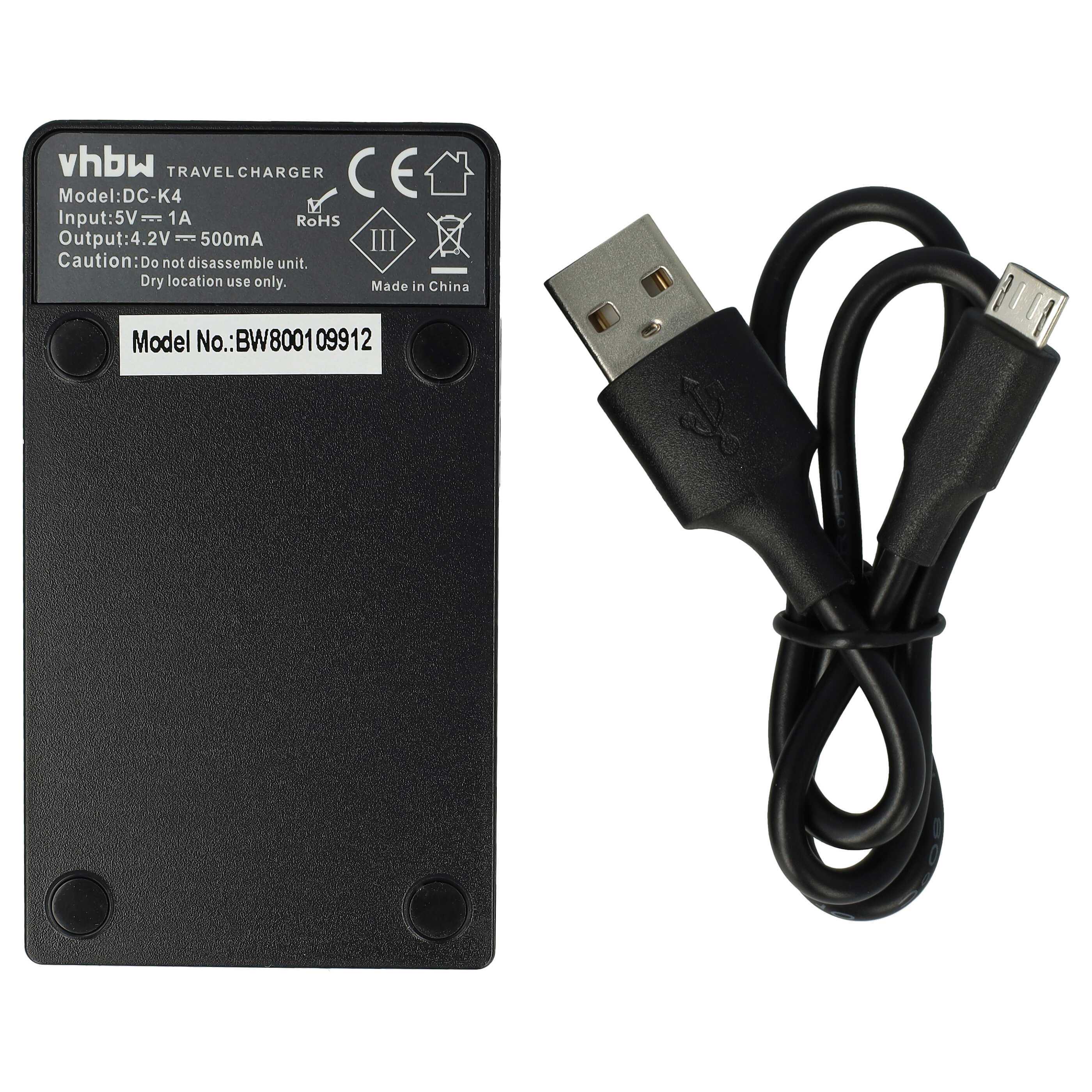 Ein schwarzes Reisegerät mit einem schwarzen USB-Kabel. Das Ladegerät hat Text und Symbole. Weißer Hintergrund.