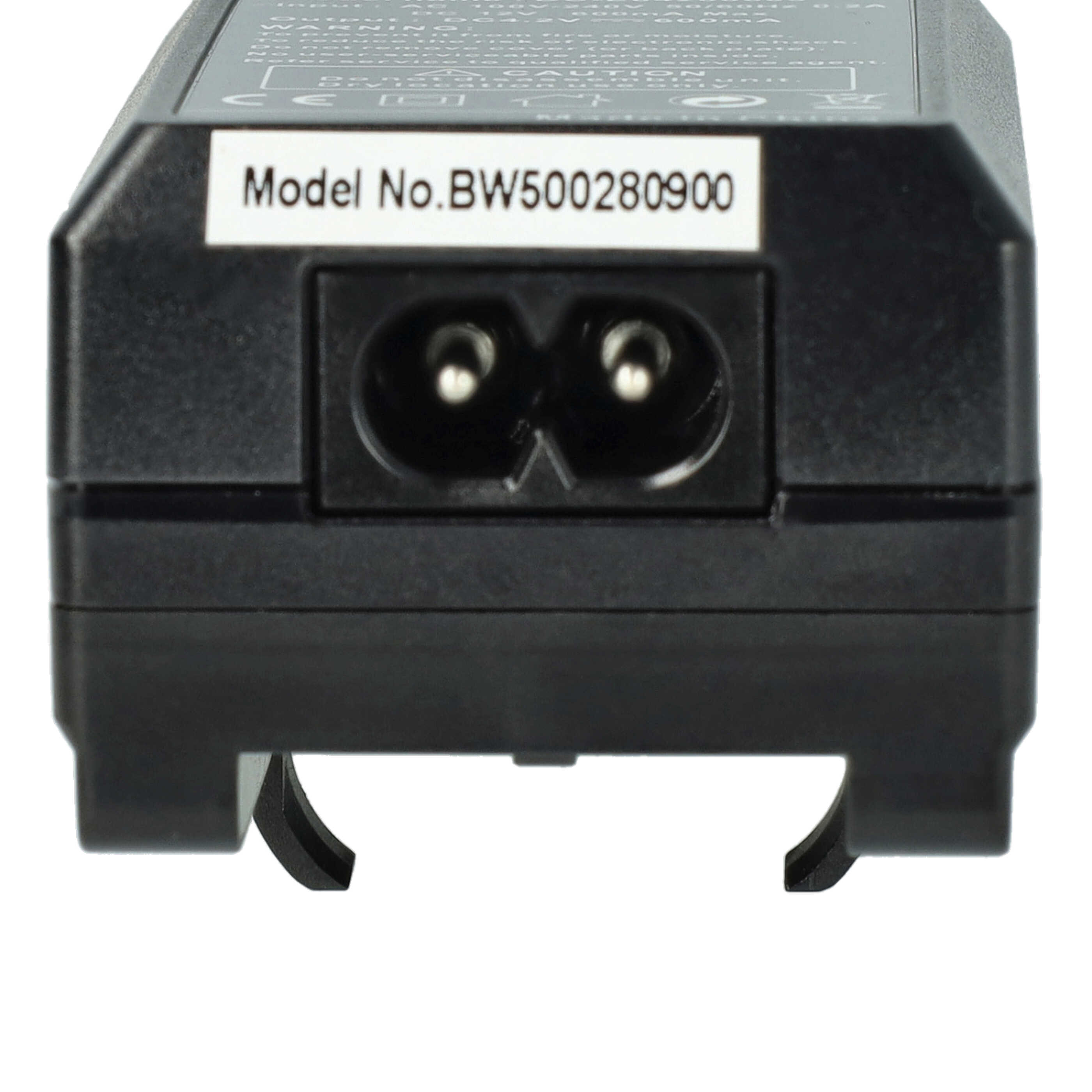 Schwarzer Adapter mit Stromeingang. Das Etikett zeigt die Modellnummer. Zweipoliger Stromeingang vorne. Weißer Hintergrund.