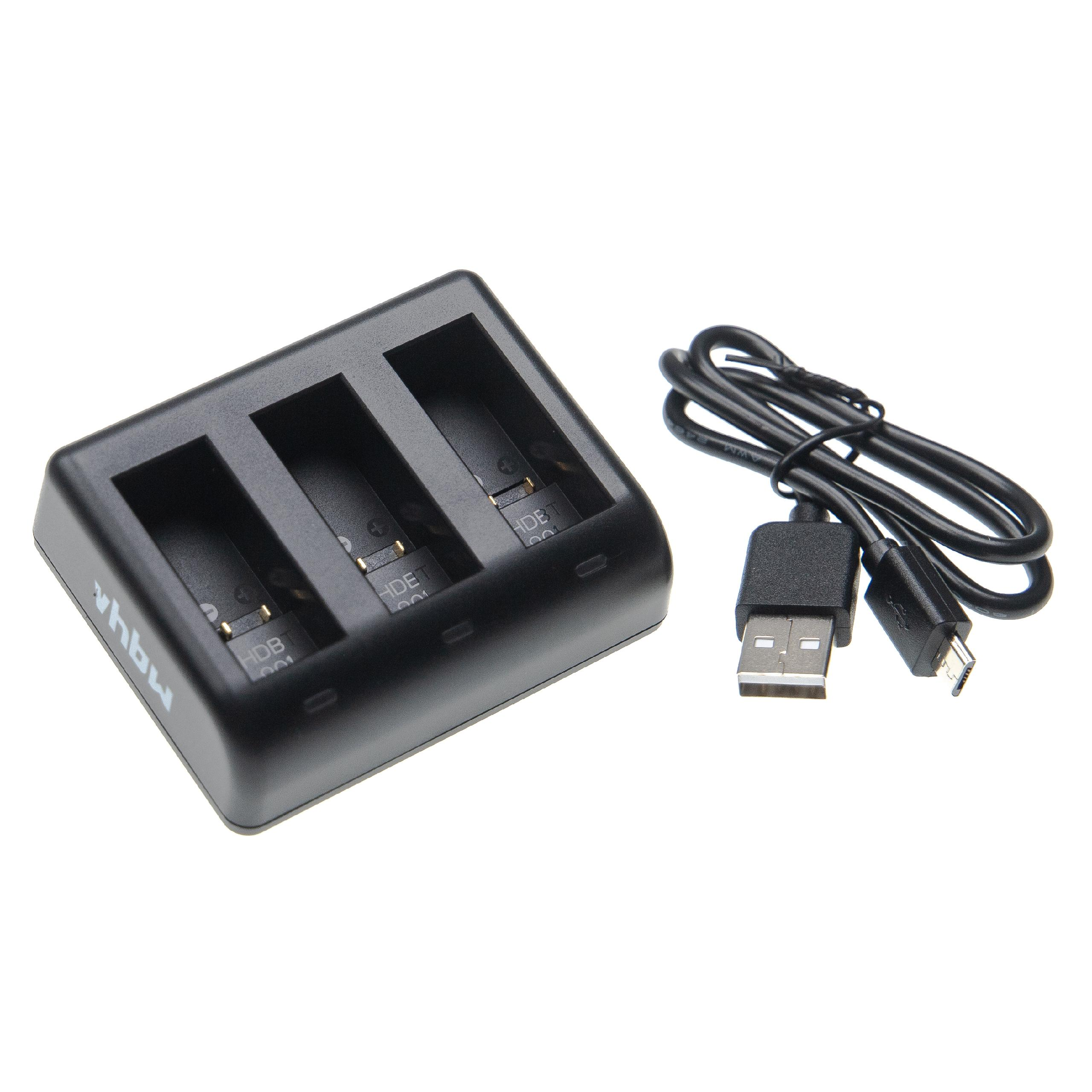 Schwarzes Batterieladegerät mit drei Steckplätzen und einem USB-Kabel. Der Lader liegt auf weißem Grund.
