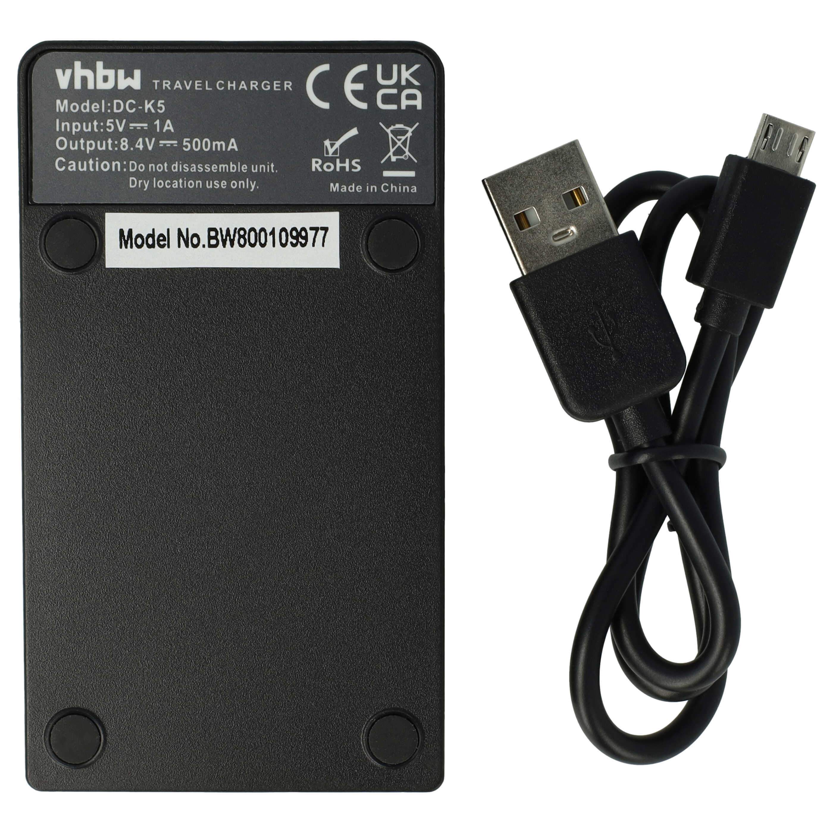 Schwarzes Reisegerät mit schwarzem USB-Kabel. Das Ladegerät hat weißen Text auf schwarzer Oberfläche, mit CE- und UKCA-Kennzeichen.