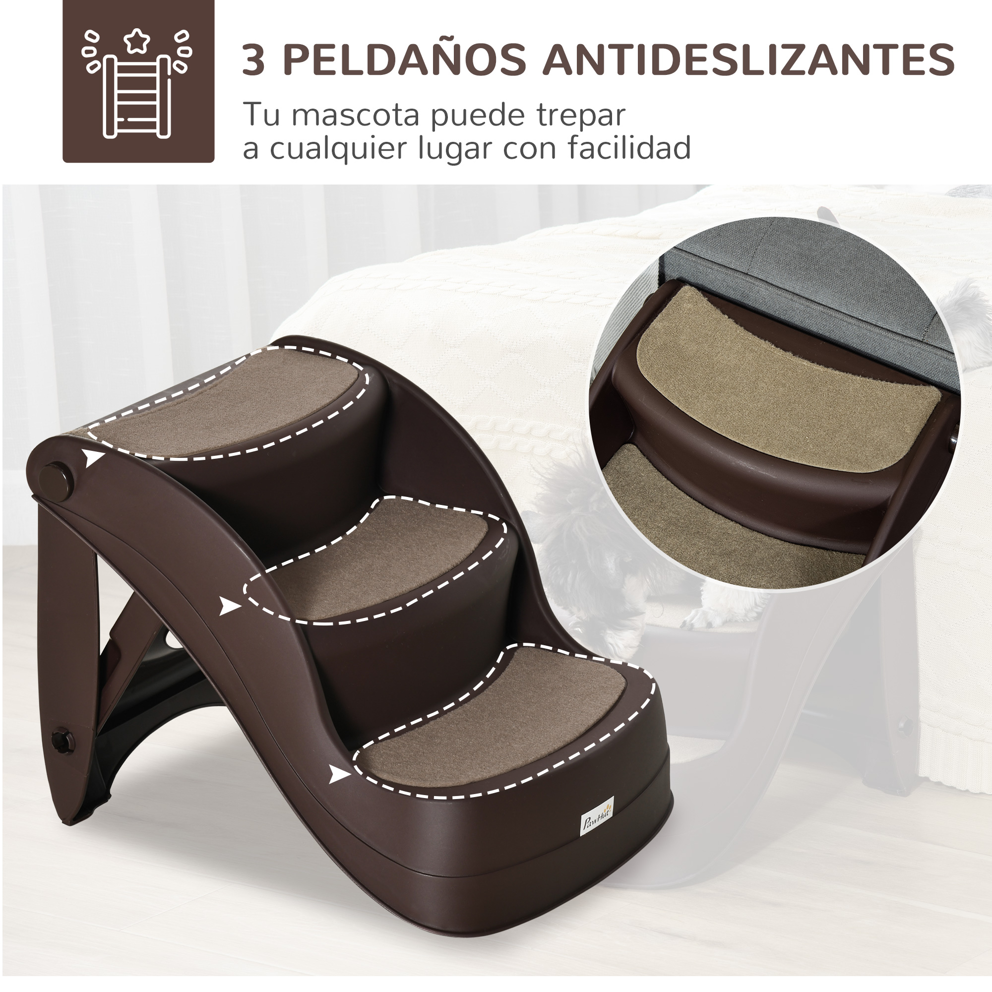 Escaleras marrones para mascotas con tres niveles, cada uno con un escalón beige. Las escaleras están cerca de una cama y un sofá gris.