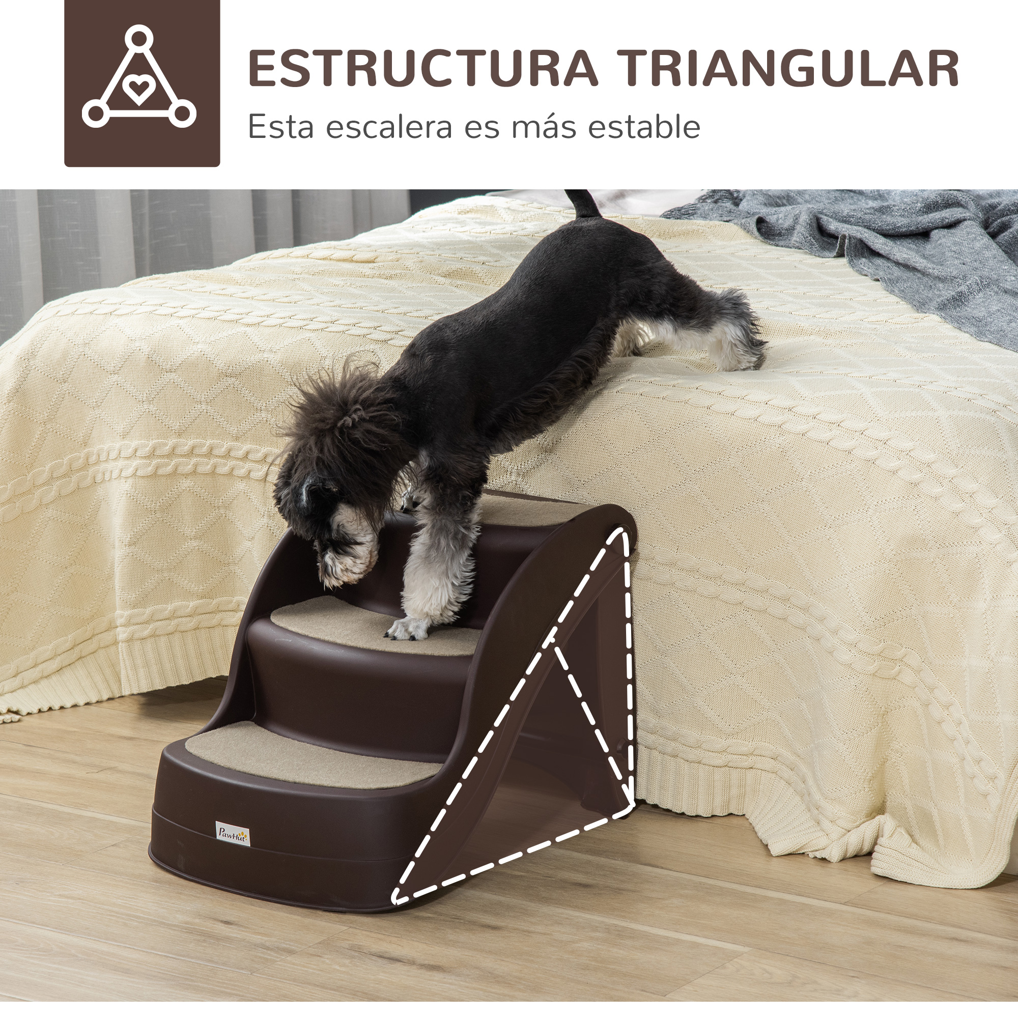 Un perro pequeño sube escaleras marrones para mascotas a una cama. Los escalones tienen un diseño triangular y están sobre un piso de madera.