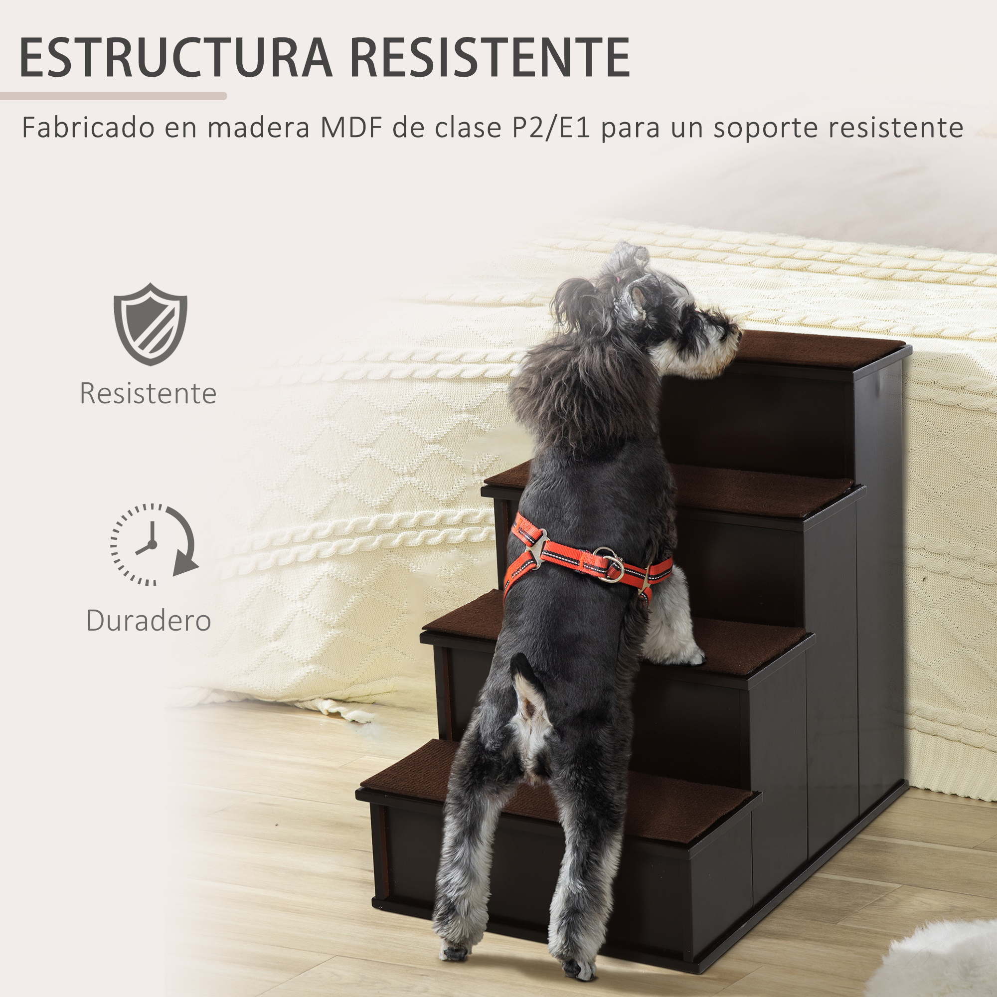 Un perro pequeño está en un escalón para mascotas marrón, usando un arnés rojo. El fondo presenta una cama y un piso de madera.