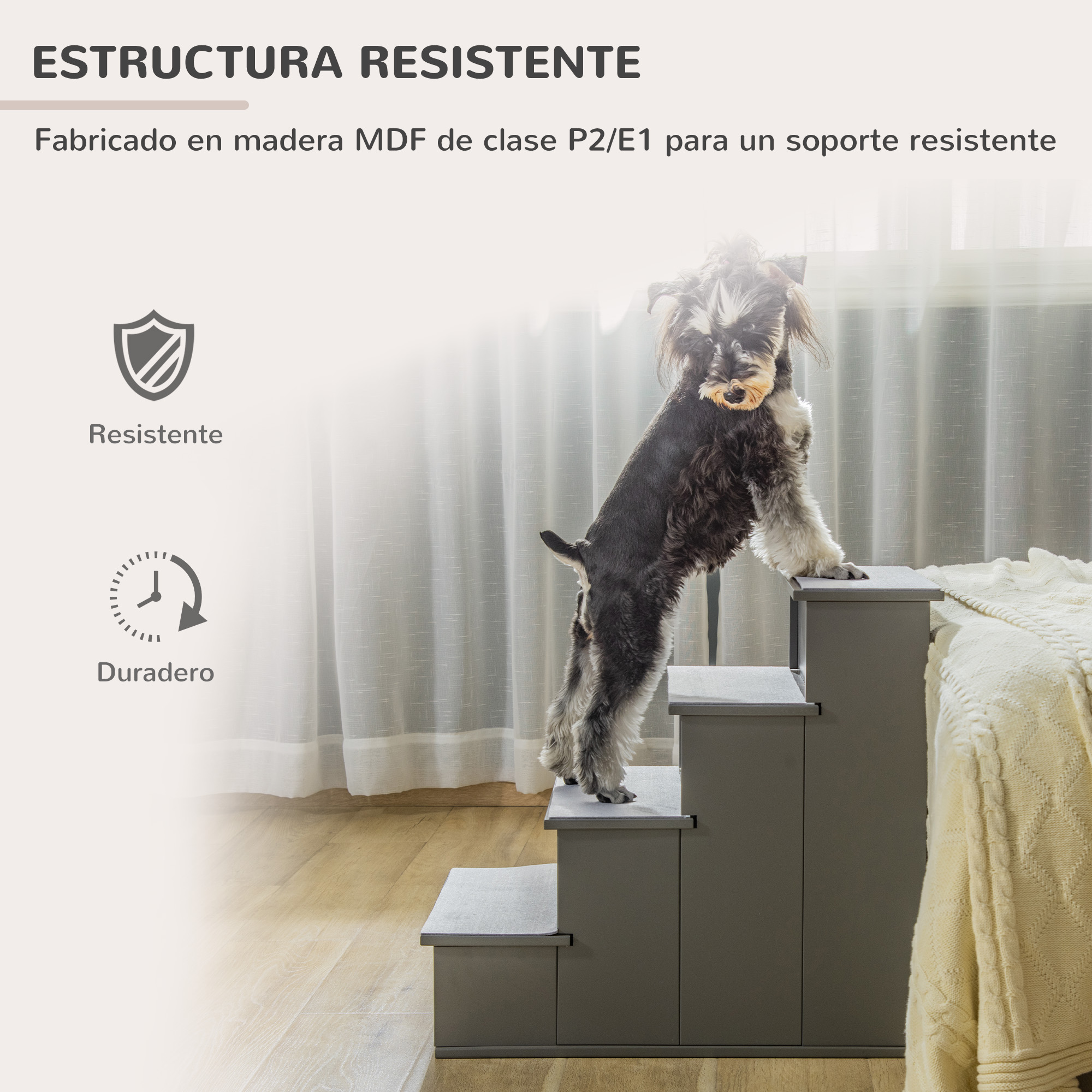 Un perro pequeño está sobre unas escaleras grises para mascotas junto a una cama. Las escaleras están frente a una cortina blanca.