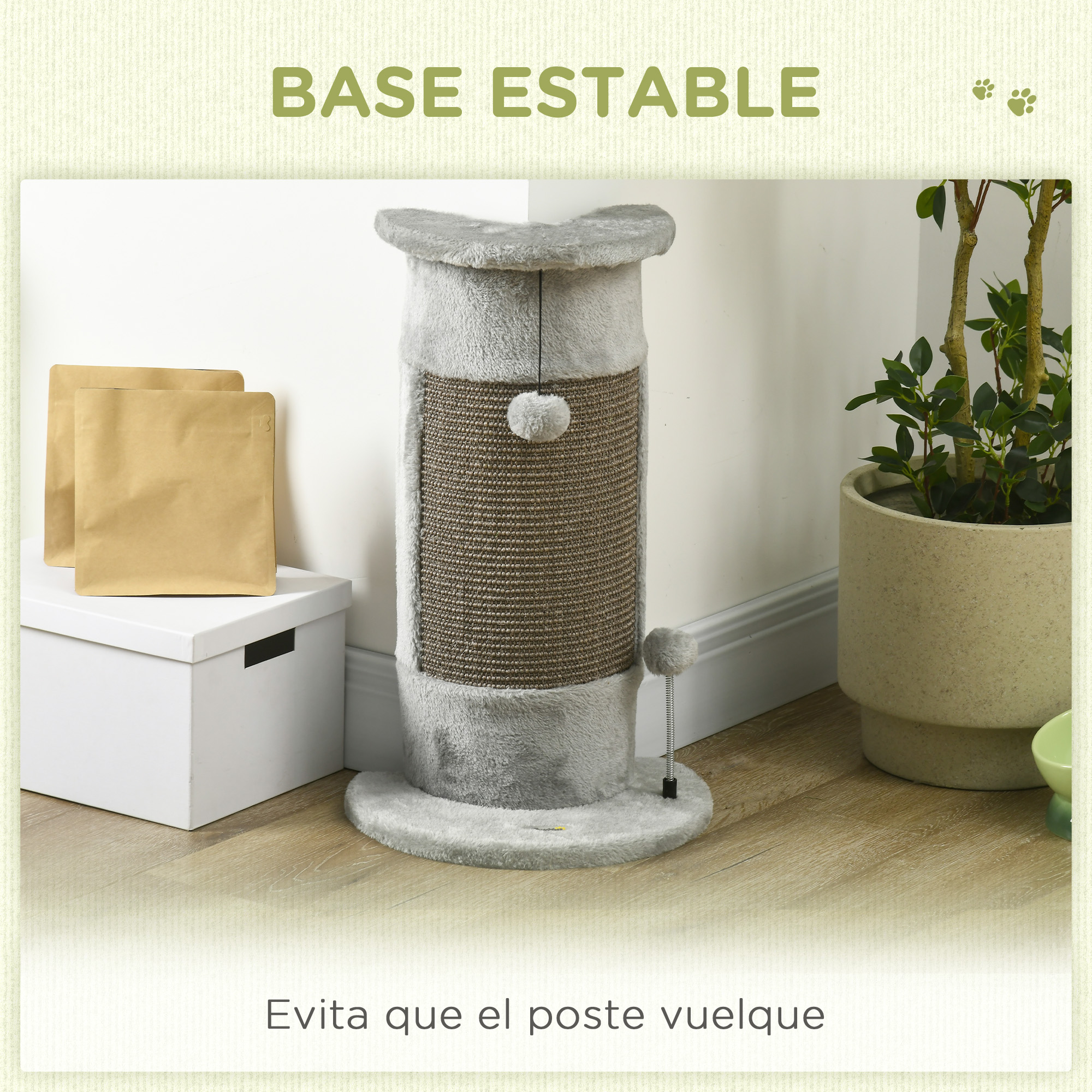 Un rascador para gatos con parte superior y base de felpa gris, área de rascado de sisal marrón, un juguete colgante y una planta en maceta al fondo.