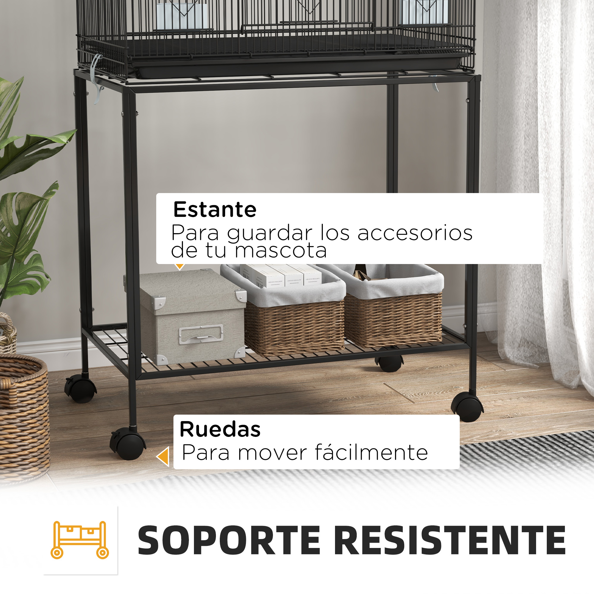 Una jaula de metal negro para mascotas sobre un soporte rodante, con cestas de almacenamiento y una caja gris. Una planta y una cortina están a los lados.