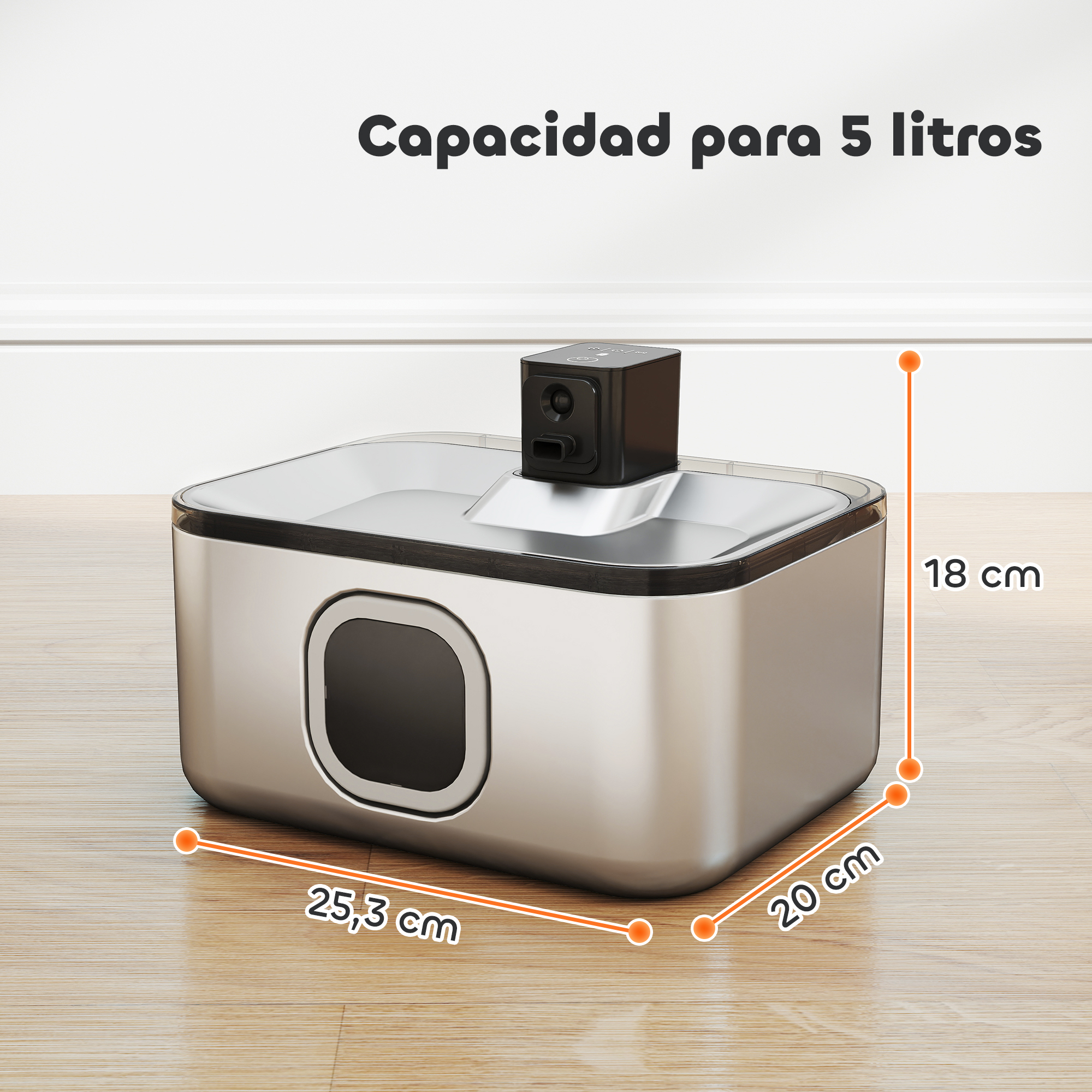 Un comedero plateado para mascotas con una cámara negra encima. Se muestran las dimensiones. Capacidad de 5 litros. Fondo blanco y suelo de madera.