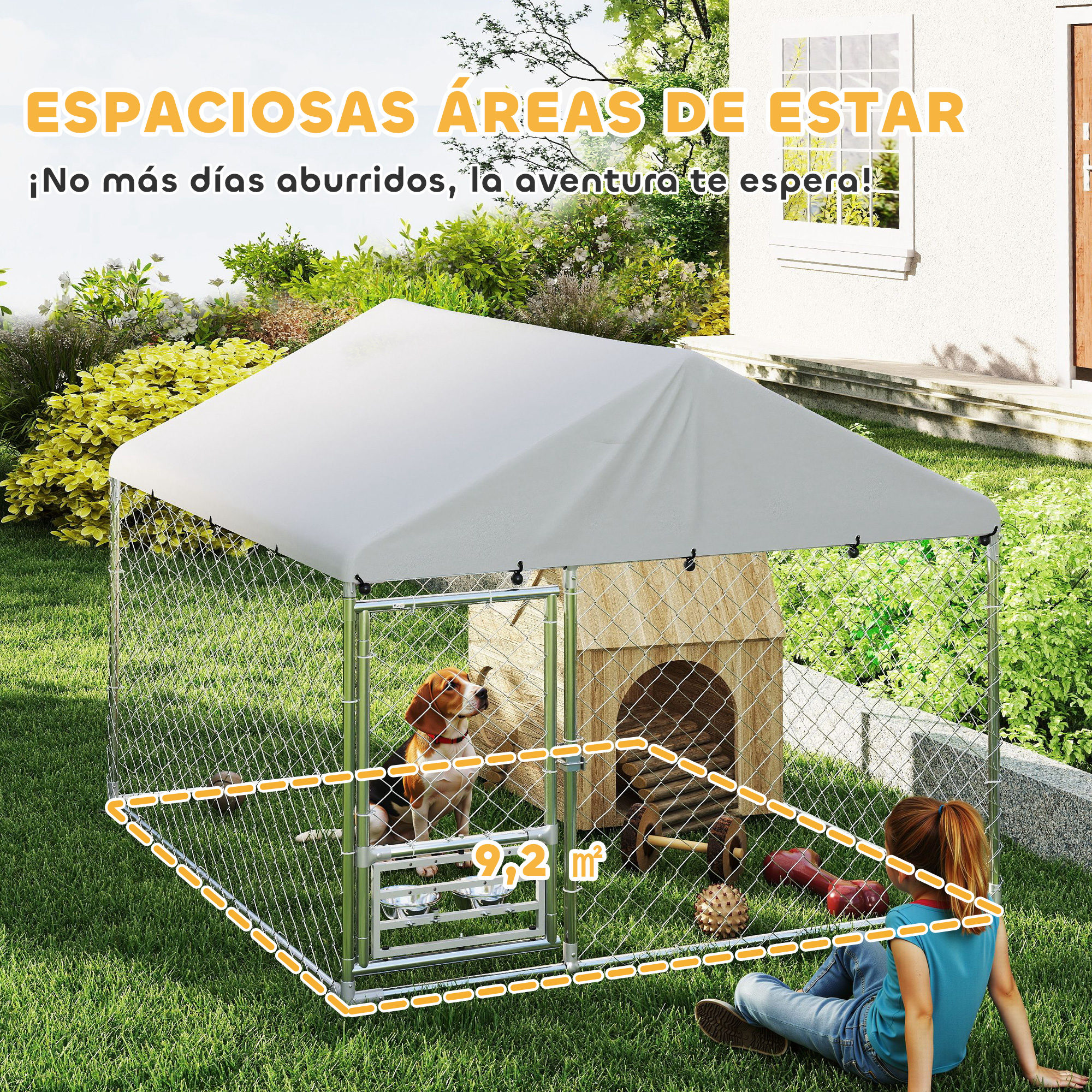 Un perro está sentado en un área cercada con una caseta de perro de madera. Una niña está sentada en el césped. La escena es al aire libre.