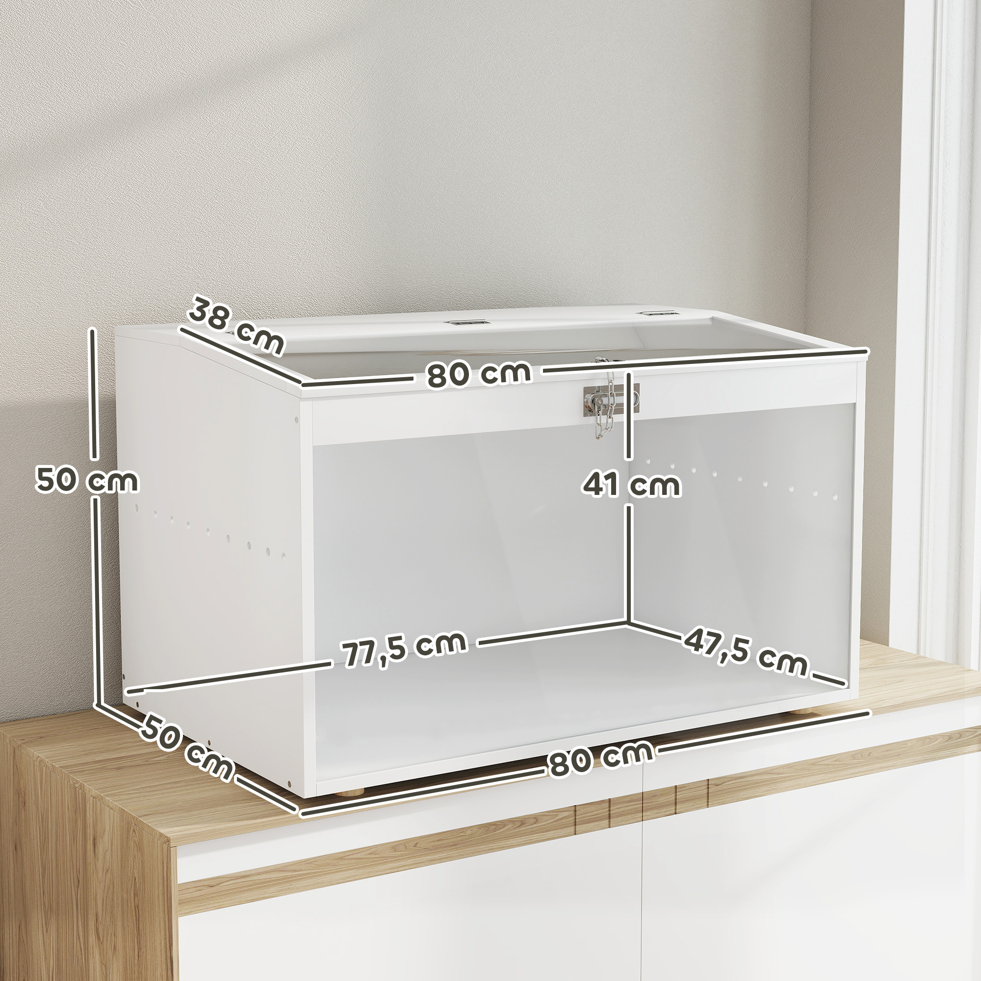 Un terrario blanco con dimensiones etiquetadas. Se encuentra sobre un gabinete blanco y veteado de madera.