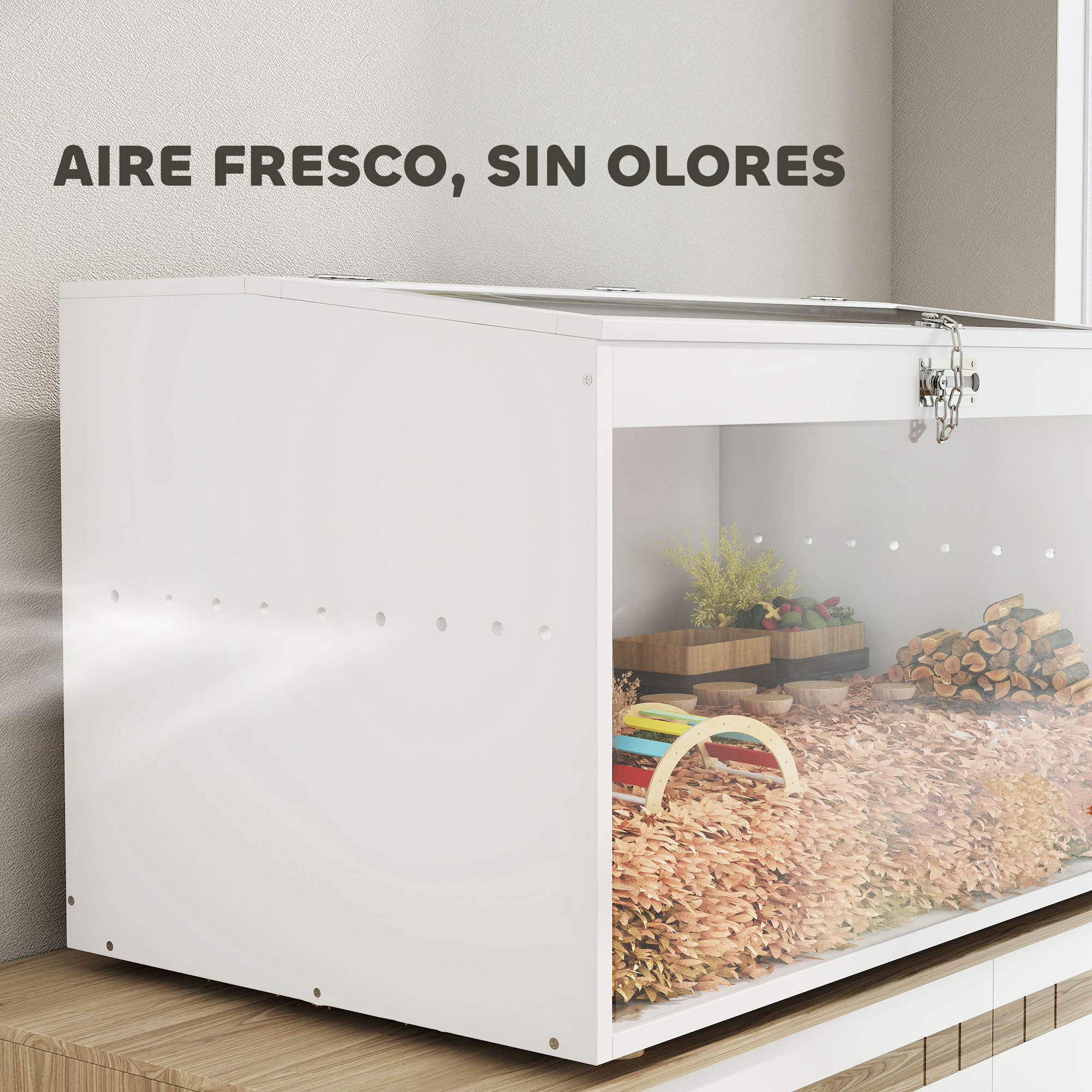 Un recinto blanco con frente transparente alberga un hábitat para hámsteres con lecho, juguetes y comida. El texto superior dice "Aire Fresco, Sin Olores".