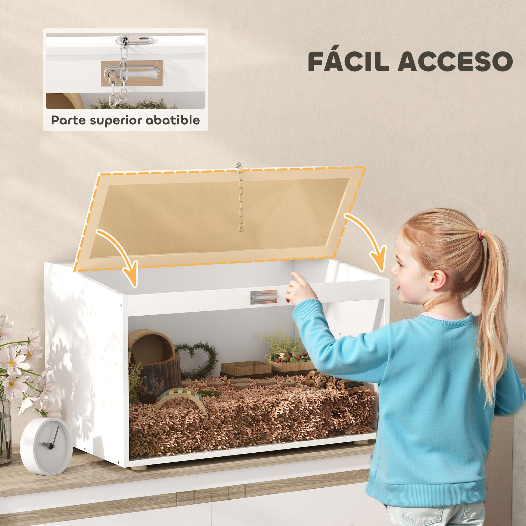 Una niña abre una jaula blanca para hámsteres. La jaula tiene una tapa de madera y contiene lecho, juguetes y comida. Reloj a la izquierda.