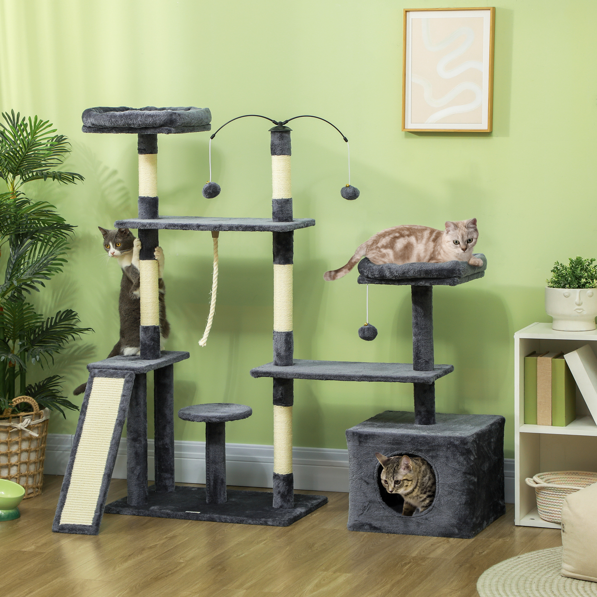 Un árbol para gatos con múltiples niveles. Dos gatos están en el árbol. Uno está trepando, el otro descansando. Pared verde al fondo.