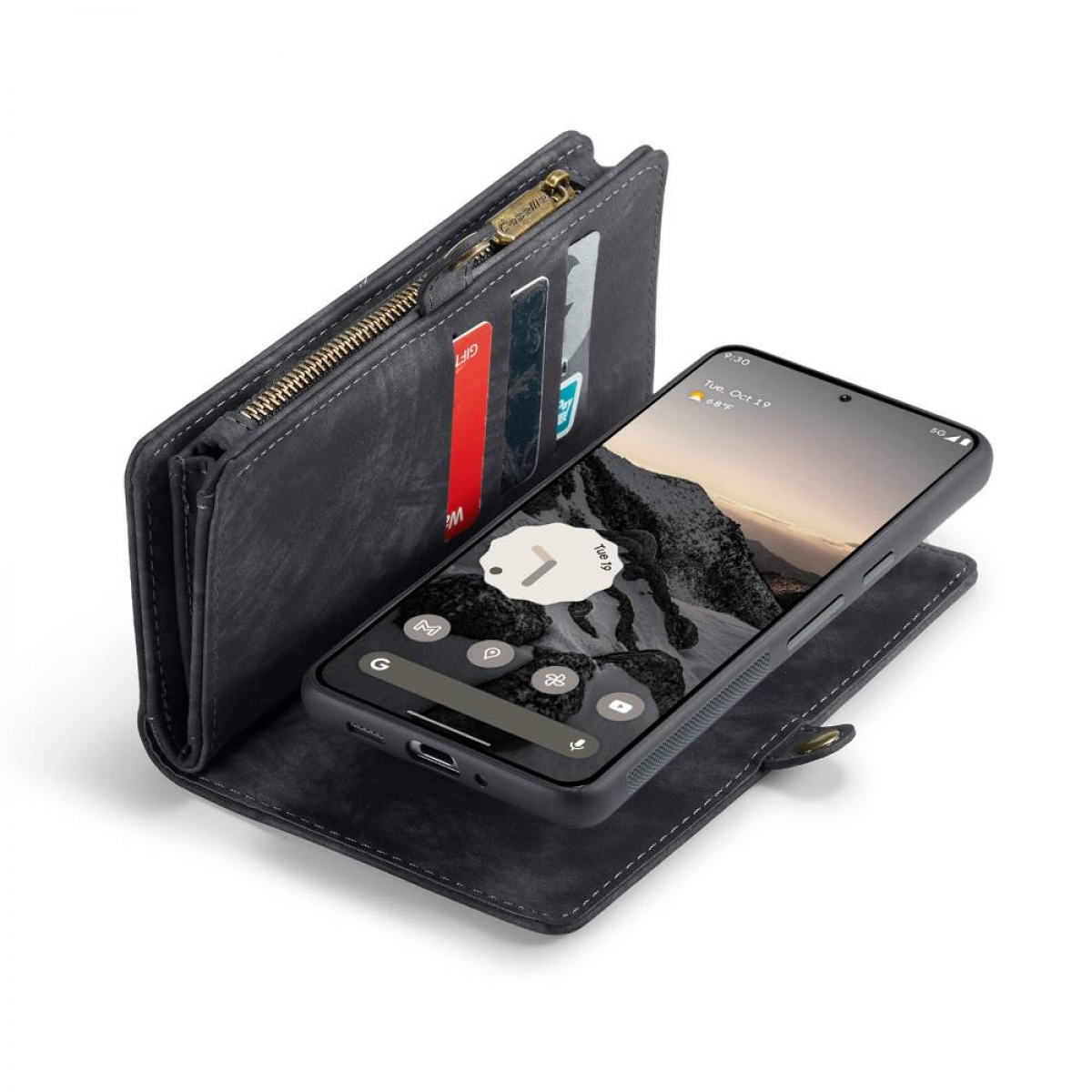 Ein schwarzes Telefon mit Hülle liegt offen auf einer Geldbörse. Die Brieftasche ist ebenfalls schwarz und zeigt Karten. Weißer Hintergrund.