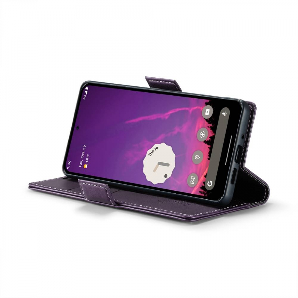 Ein Telefon in einer lila Hülle ist leicht geöffnet und zeigt einen lila Himmel-Hintergrund. Die Hülle liegt auf einer weißen Oberfläche.