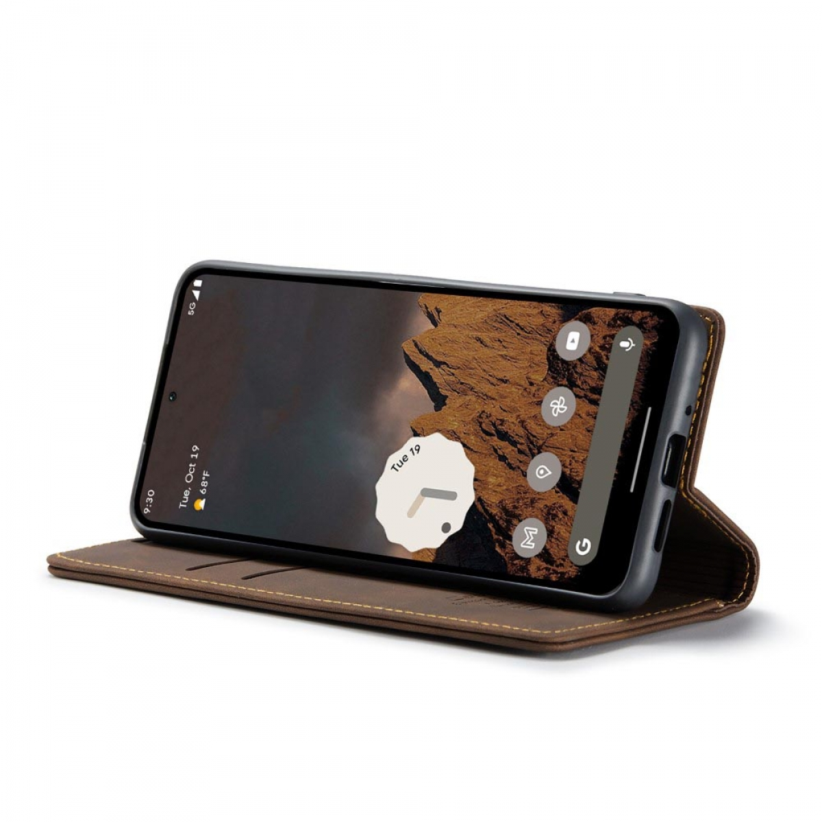 Ein Smartphone befindet sich in einer braunen Lederhülle. Der Bildschirm zeigt eine Landschaft mit Uhr und Symbolen.