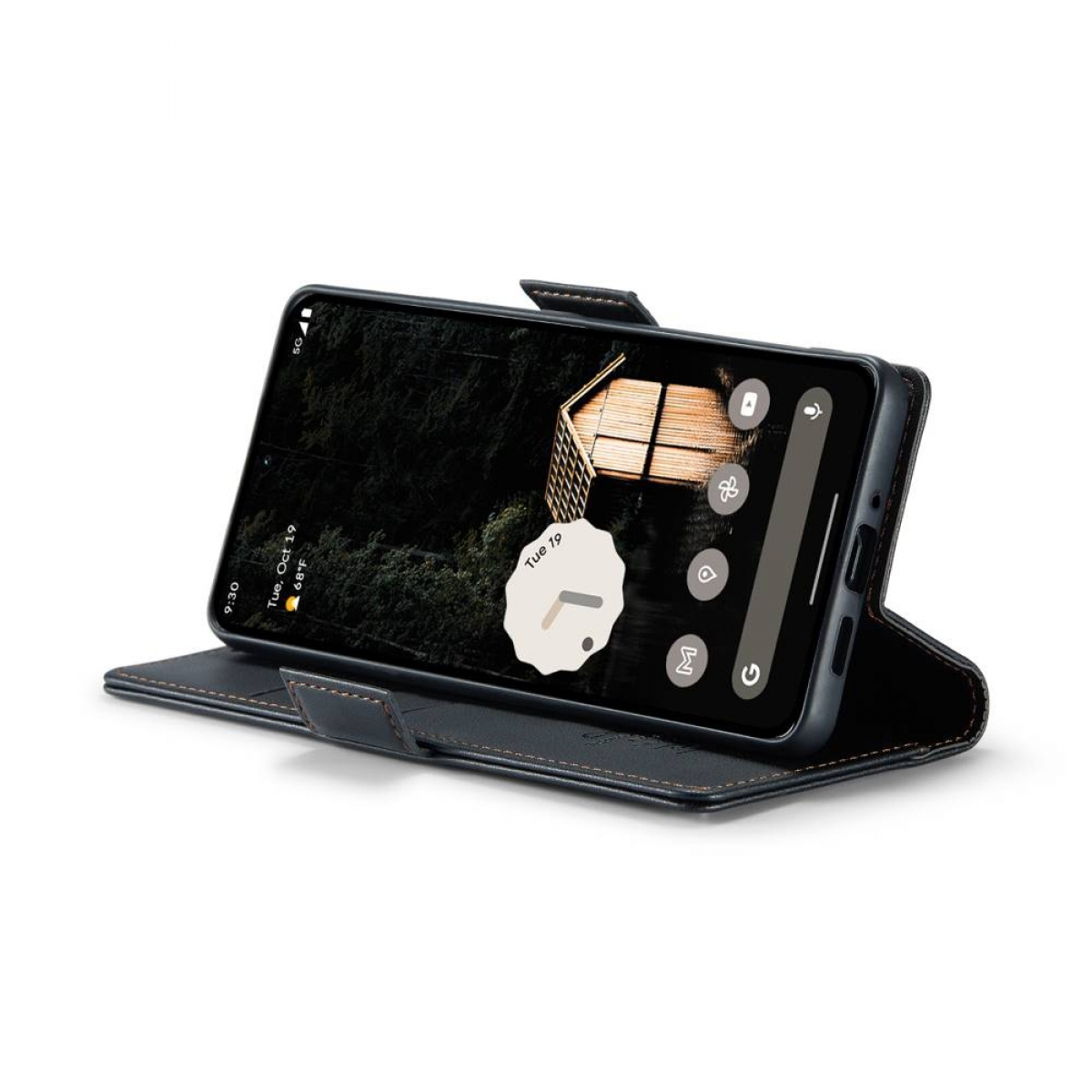 Ein schwarzes Smartphone in einer Lederhülle ist geöffnet. Der Bildschirm zeigt ein Gebäude. Uhrzeit, Datum und Symbole sind sichtbar.