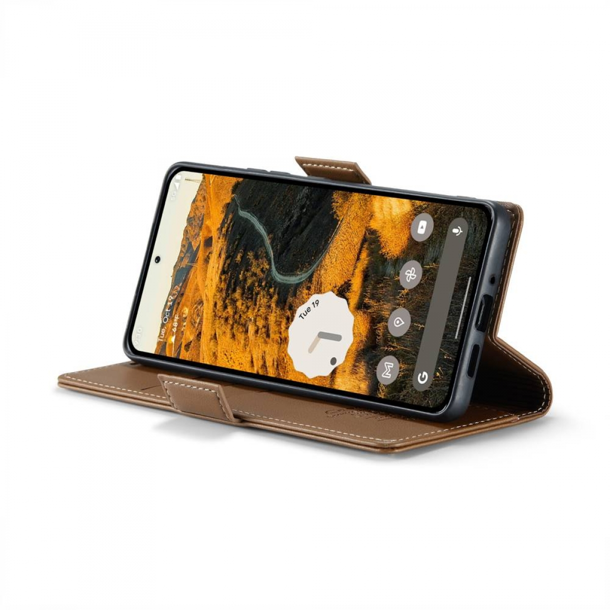 Ein Smartphone in einer braunen Lederhülle, das eine Landschaft zeigt. Die Hülle ist offen und stützt das Telefon.