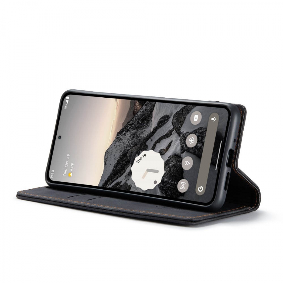 Ein schwarzes Telefon in einer Hülle zeigt eine Berglandschaft. Das Telefon zeigt Uhrzeit, Datum und Temperatur an. Die Hülle ist offen, mit orangefarbenen Nähten.