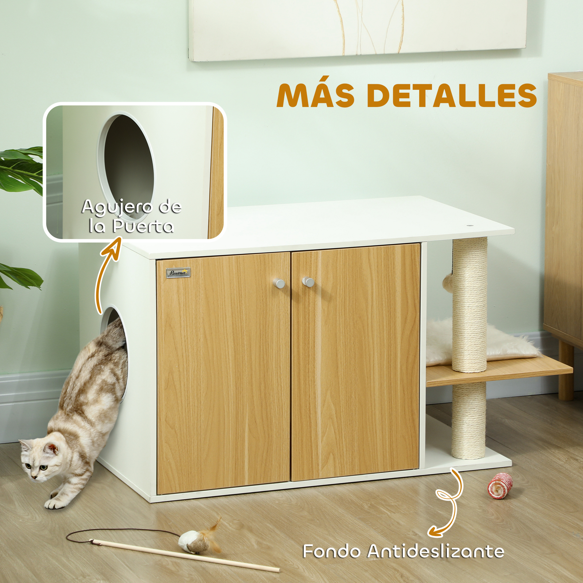 Un gato sale de una casa para gatos con un rascador. La casa tiene una parte superior blanca y puertas con vetas de madera. Un juguete está en el suelo.