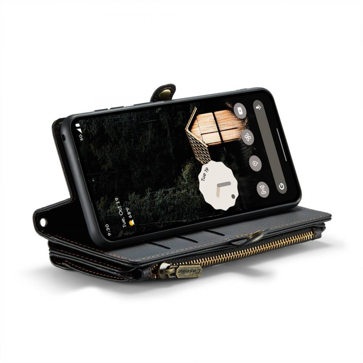 Ein Smartphone mit einer Waldszene ist geöffnet auf einer Brieftasche abgelegt. Die Brieftasche ist schwarz mit Reißverschluss und Kartenfächern.