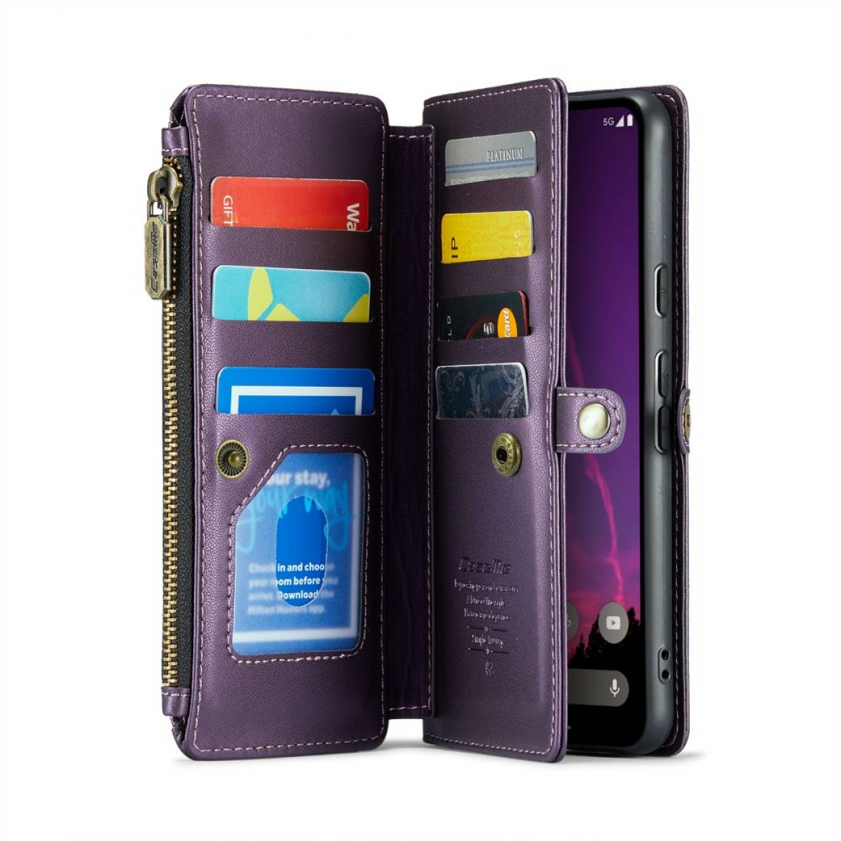 Geöffnete lila Geldbörsenhülle mit Karten und einem Telefon. Karten haben Beschriftungen wie GIFT, Wa und andere. Das Telefon zeigt einen lila Bildschirm.