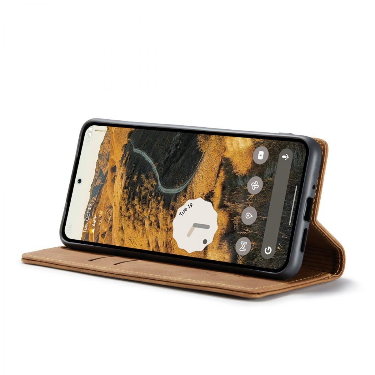 Ein Smartphone in einer braunen Lederhülle ist geöffnet und zeigt ein Landschaftsbild. Der Bildschirm zeigt eine Uhr und App-Symbole.