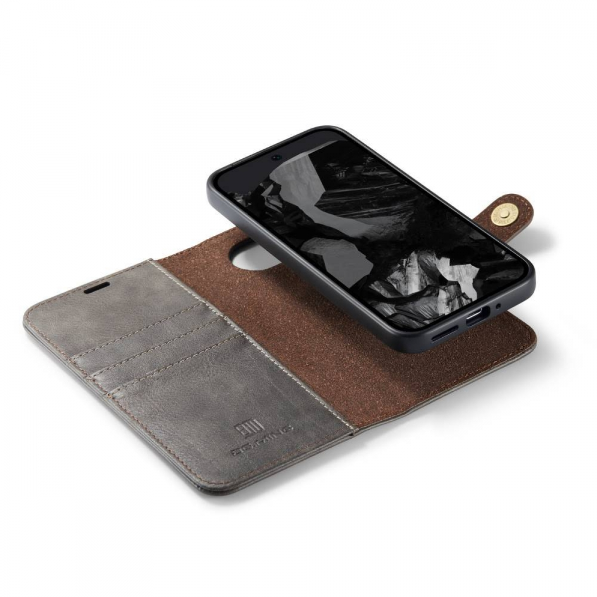 Ein Smartphone in einer schwarzen Hülle liegt auf einer braunen und grauen Lederbrieftasche. Das Telefon zeigt eine Graustufen-Berglandschaft.