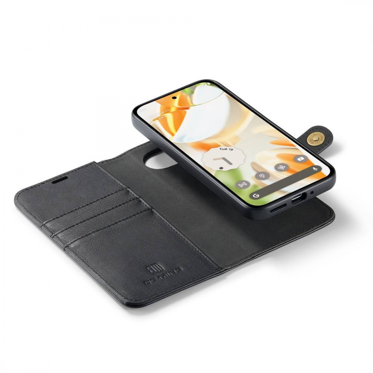 Ein schwarzes Smartphone liegt in einer geöffneten Lederhülle. Der Bildschirm zeigt den Startbildschirm. Die Hülle liegt auf weißem Untergrund.