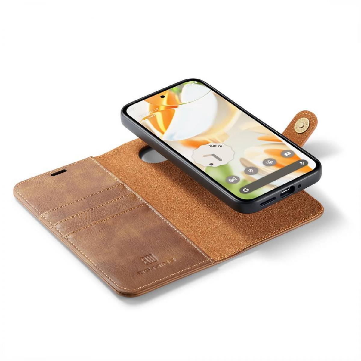 Ein Smartphone mit Hülle wird angezeigt. Der Telefonbildschirm zeigt ein helles Hintergrundbild. Die Hülle ist braun mit Kartenfächern.