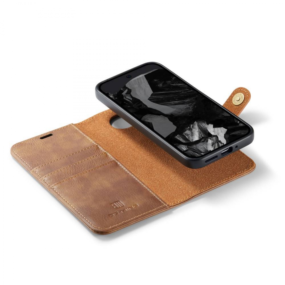 Eine braune Leder-Handyhülle mit einem schwarzen Smartphone. Das Telefon zeigt eine Schwarz-Weiß-Landschaft.