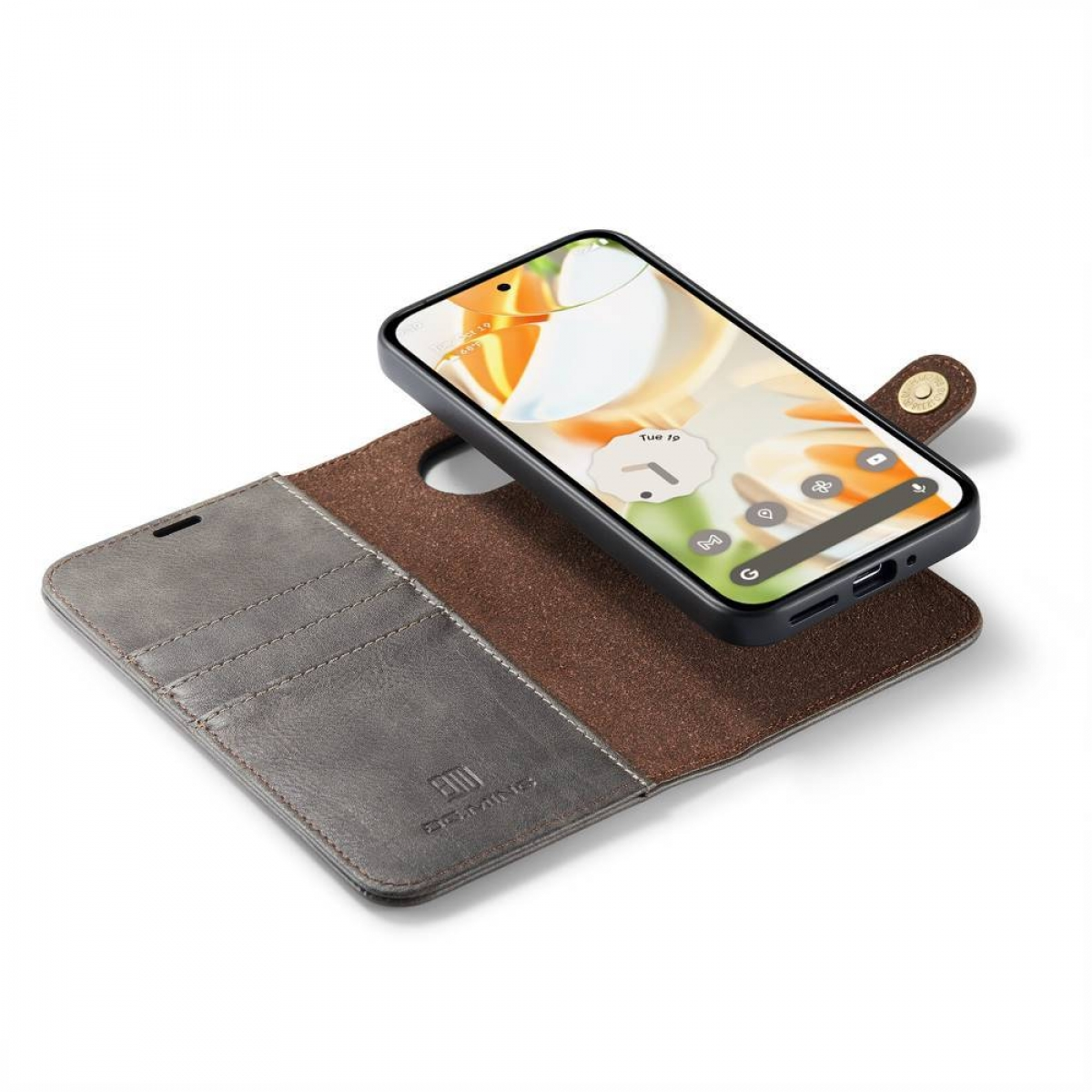 Ein Smartphone in einer braunen Lederhülle. Der Telefonbildschirm zeigt Symbole und eine florale Tapete. Die Hülle ist offen.