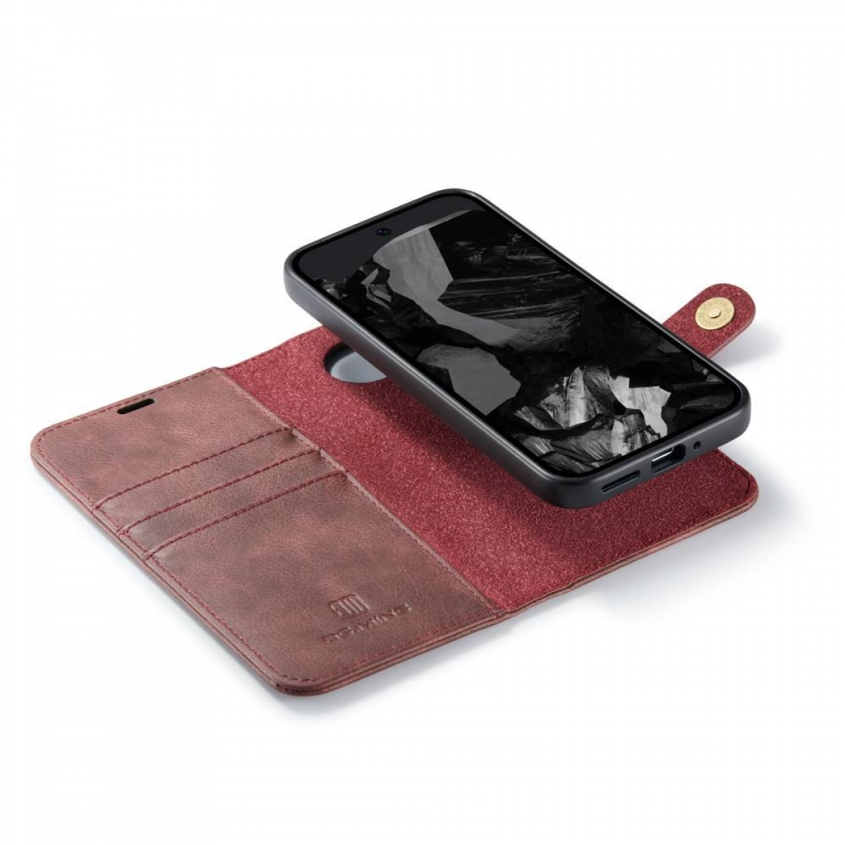 Ein Smartphone in einer schwarzen Hülle liegt auf einem geöffneten braunen Lederetui mit roter Innenseite, auf einer weißen Oberfläche.