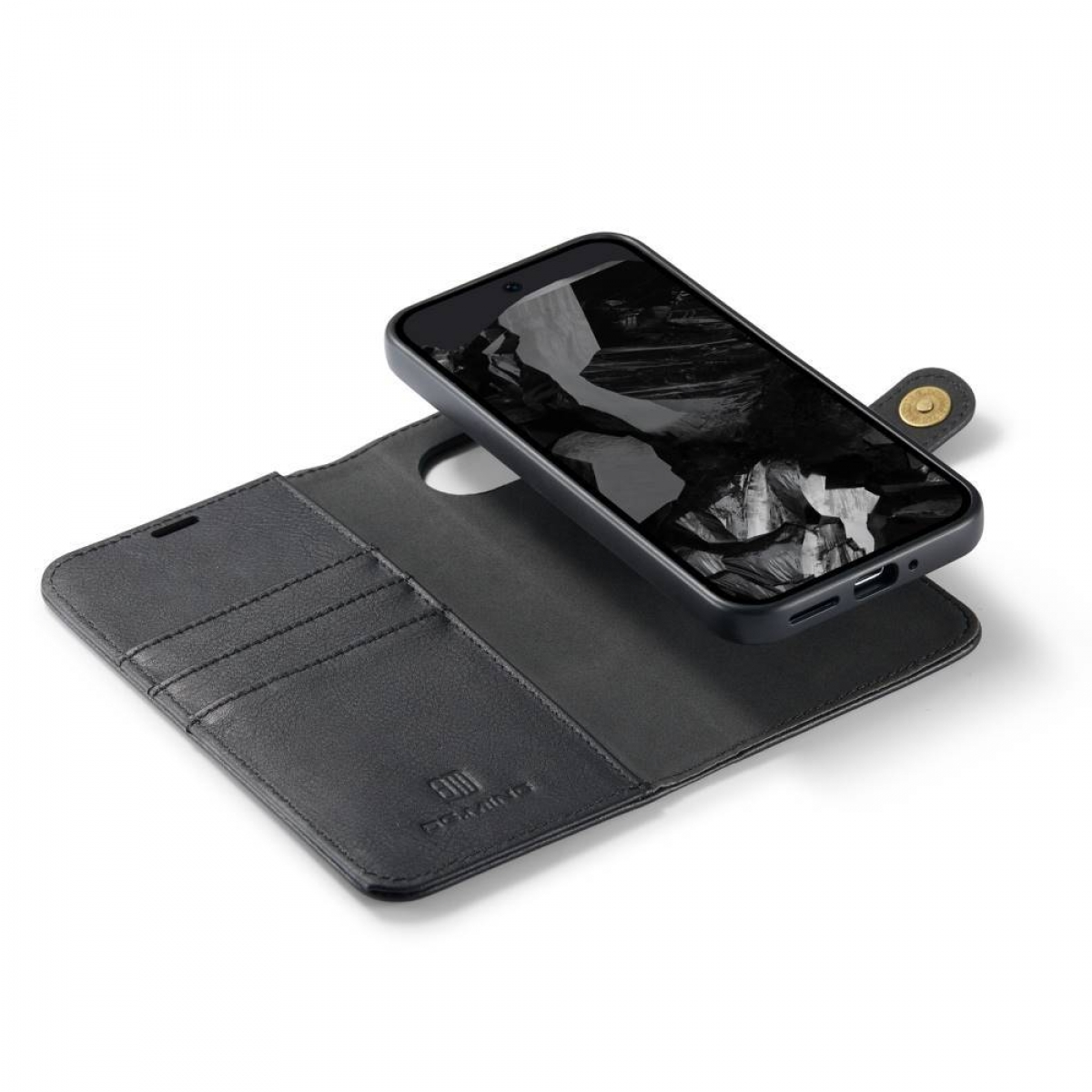 Schwarzes Telefon in einer geöffneten schwarzen Lederhülle. Das Telefon zeigt ein Graustufenbild. Die Hülle hat Kartenfächer und einen Magnetverschluss.