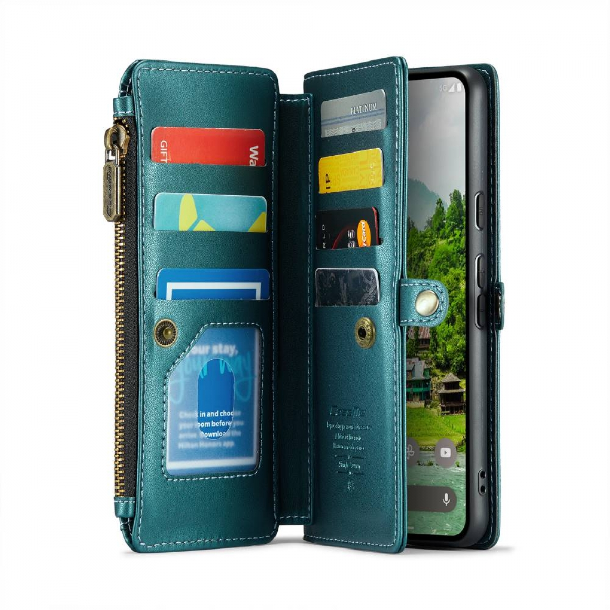 Geöffnete teal-farbene Geldbörse mit Kartenfächern, Telefon und Reißverschlussfach. Verschiedenfarbige Karten sind sichtbar. Das Telefon zeigt eine Landschaft.