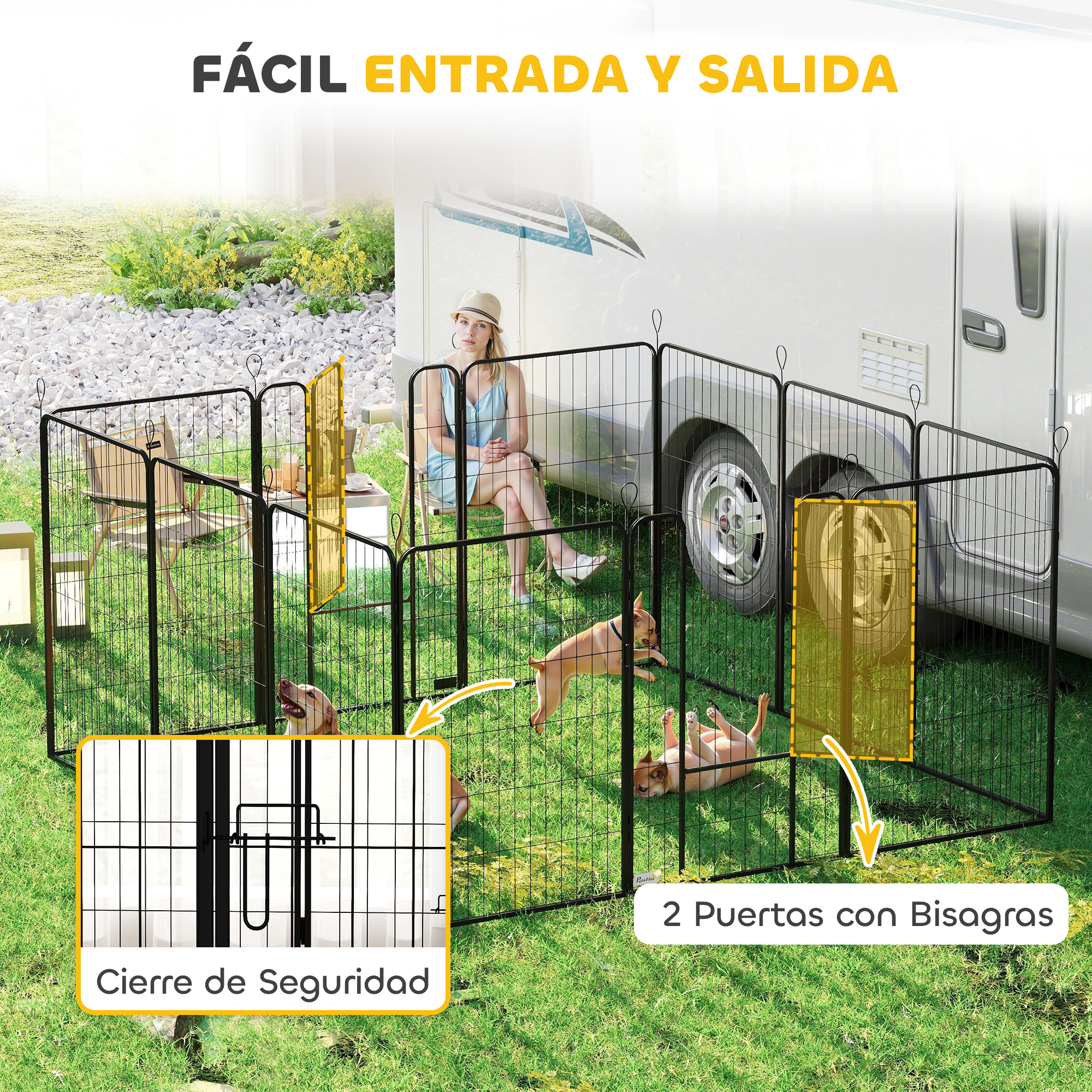 Una mujer está sentada cerca de una autocaravana, dos perros juegan dentro de un área cercada. La cerca tiene dos puertas con bisagras y un cierre de seguridad.