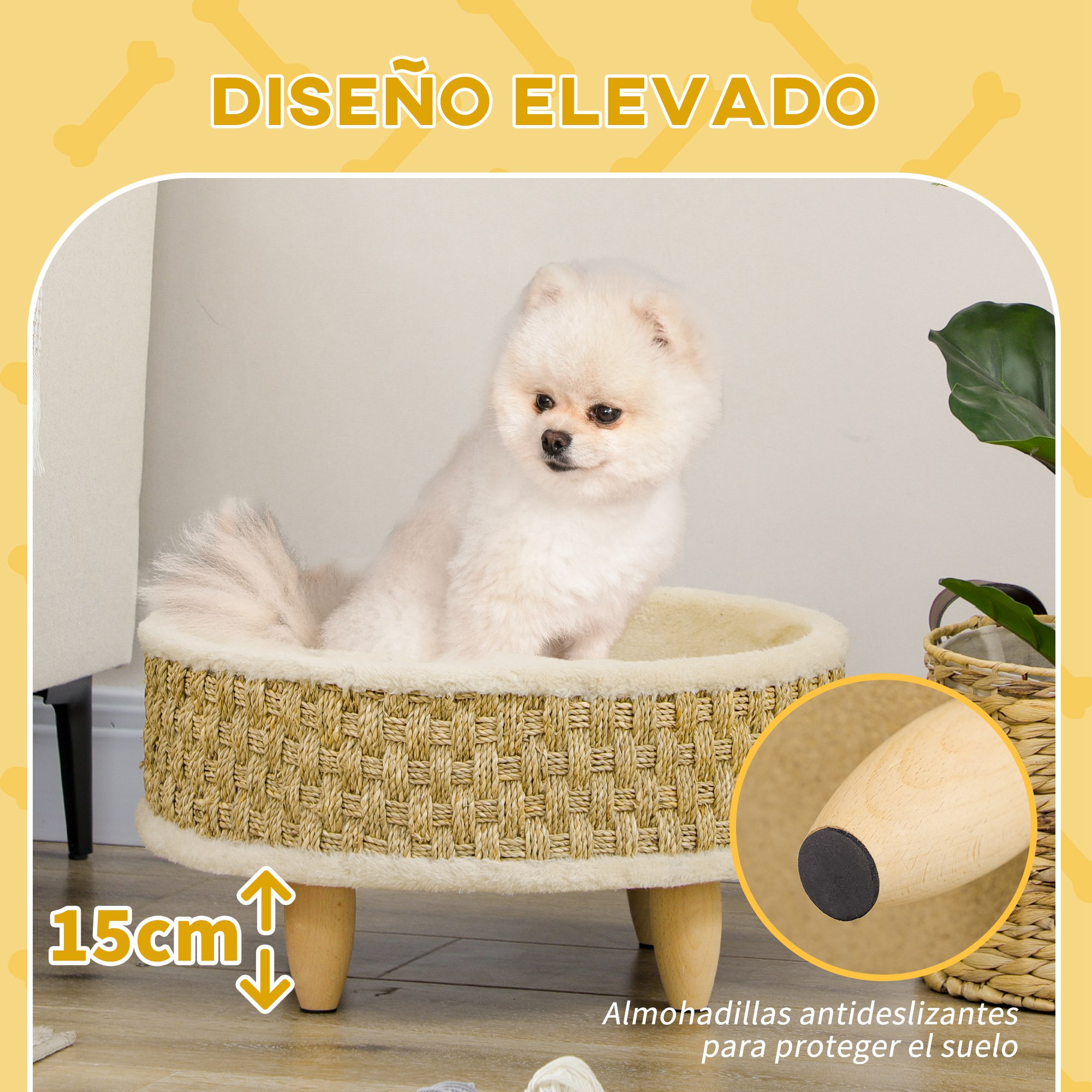 Un perro blanco está sentado en una cama beige para mascotas. La cama está elevada sobre patas de madera. El fondo incluye una planta verde y texto.