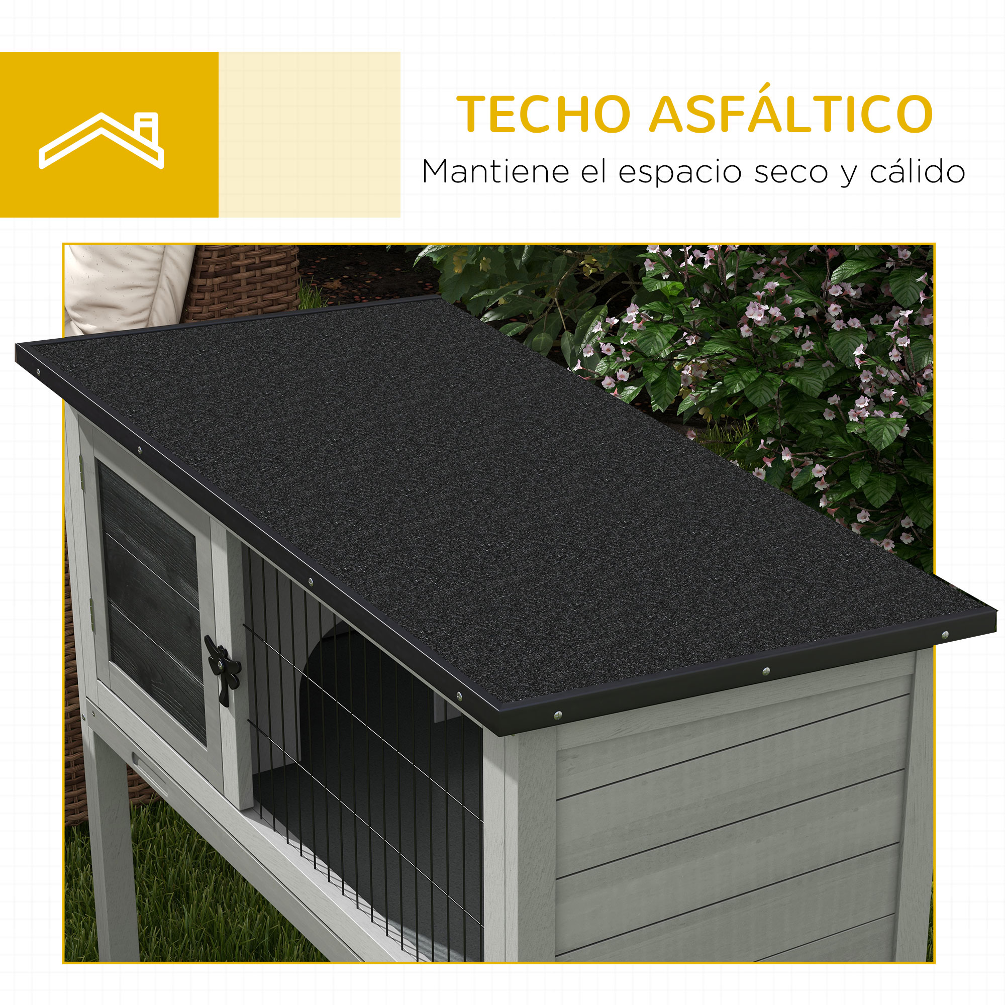 Una caseta de perro de madera con techo de asfalto. Es gris y negro, con puerta de metal, y sobre césped verde.