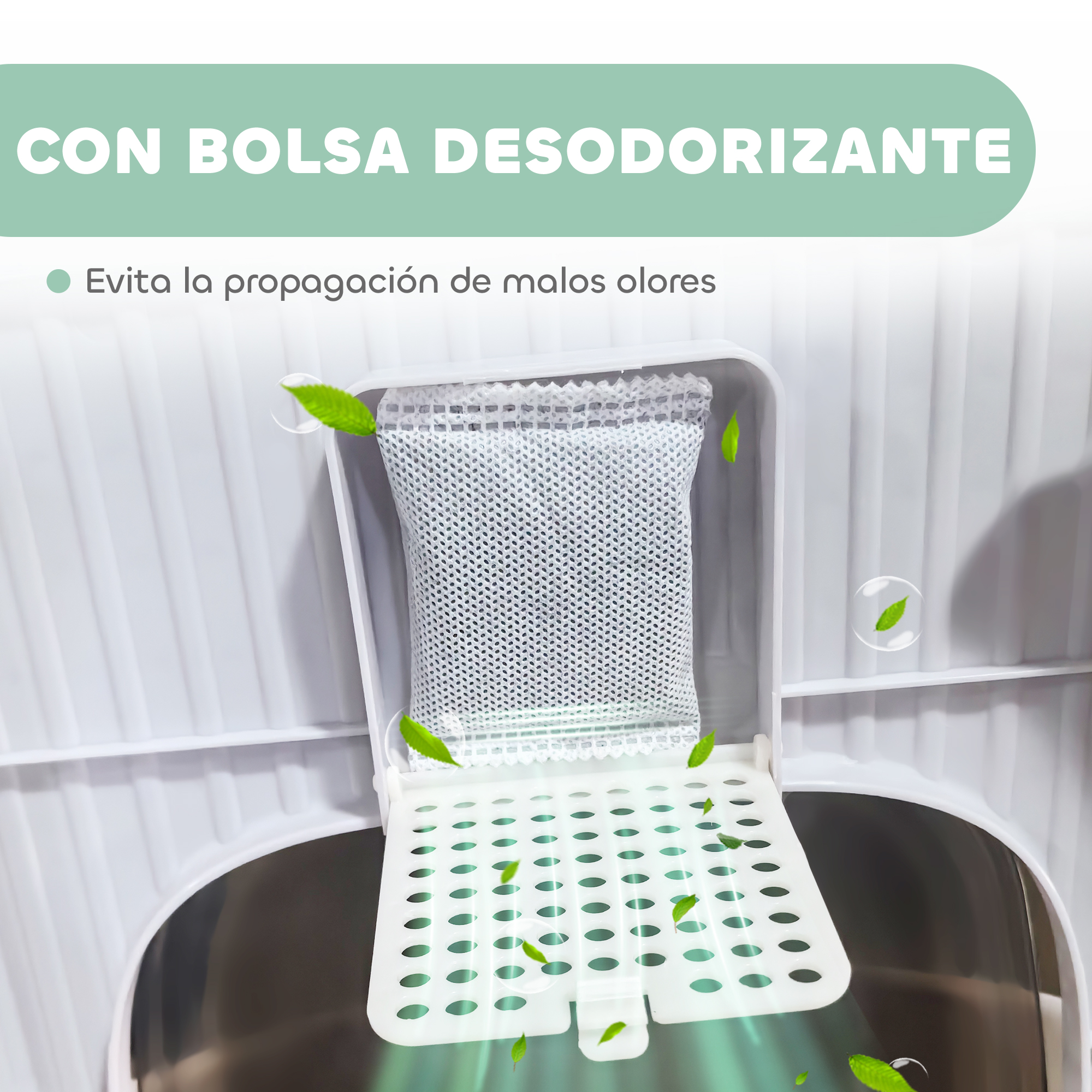 Un contenedor blanco con una bolsa desodorizante gris en el interior. Hojas verdes dispersas. El texto superior dice 'CON BOLSA DESODORIZANTE'.