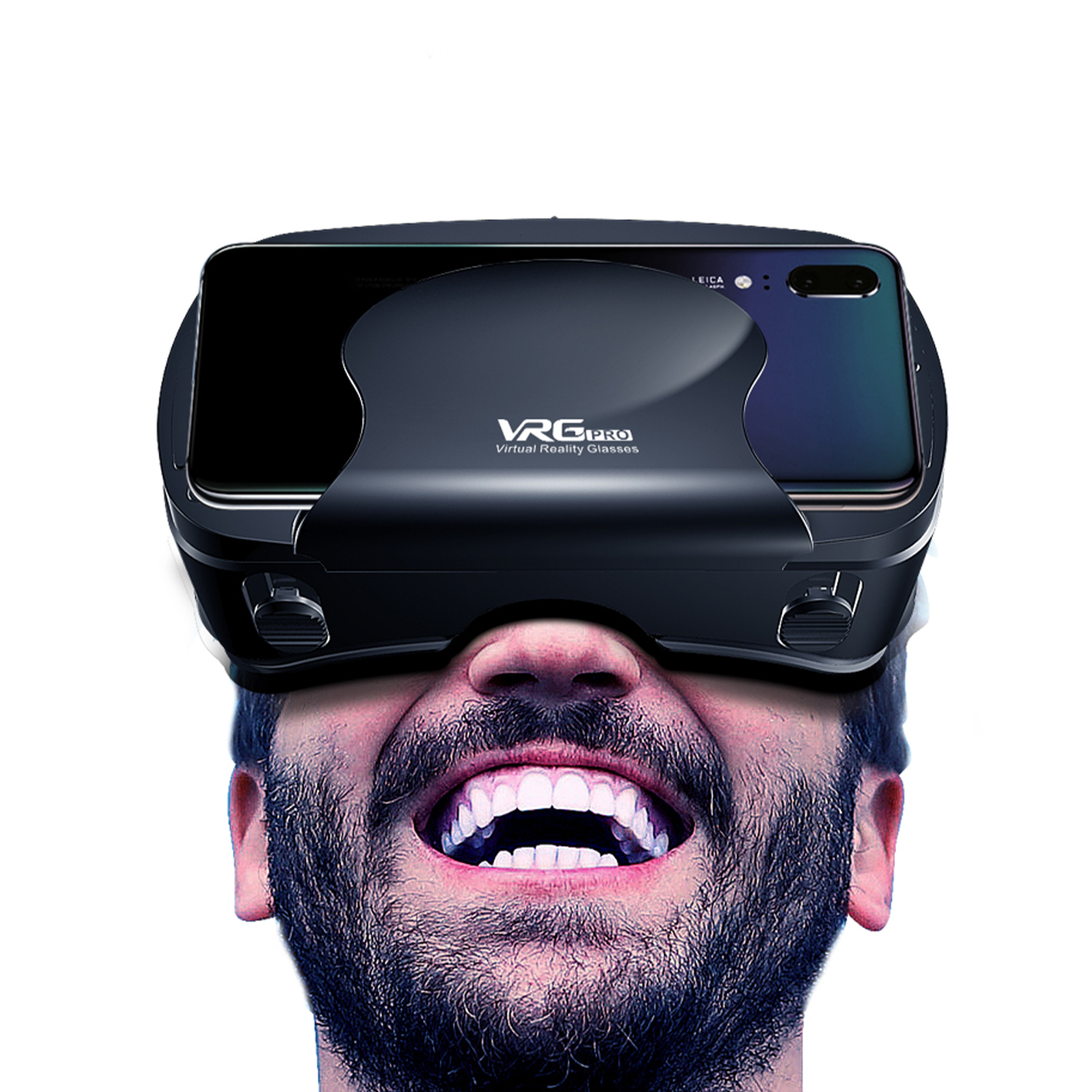 Un hombre con gafas de realidad virtual, sonriendo. Auriculares negros sobre los ojos, dientes blancos visibles. Cabello y barba oscuros. Fondo blanco.