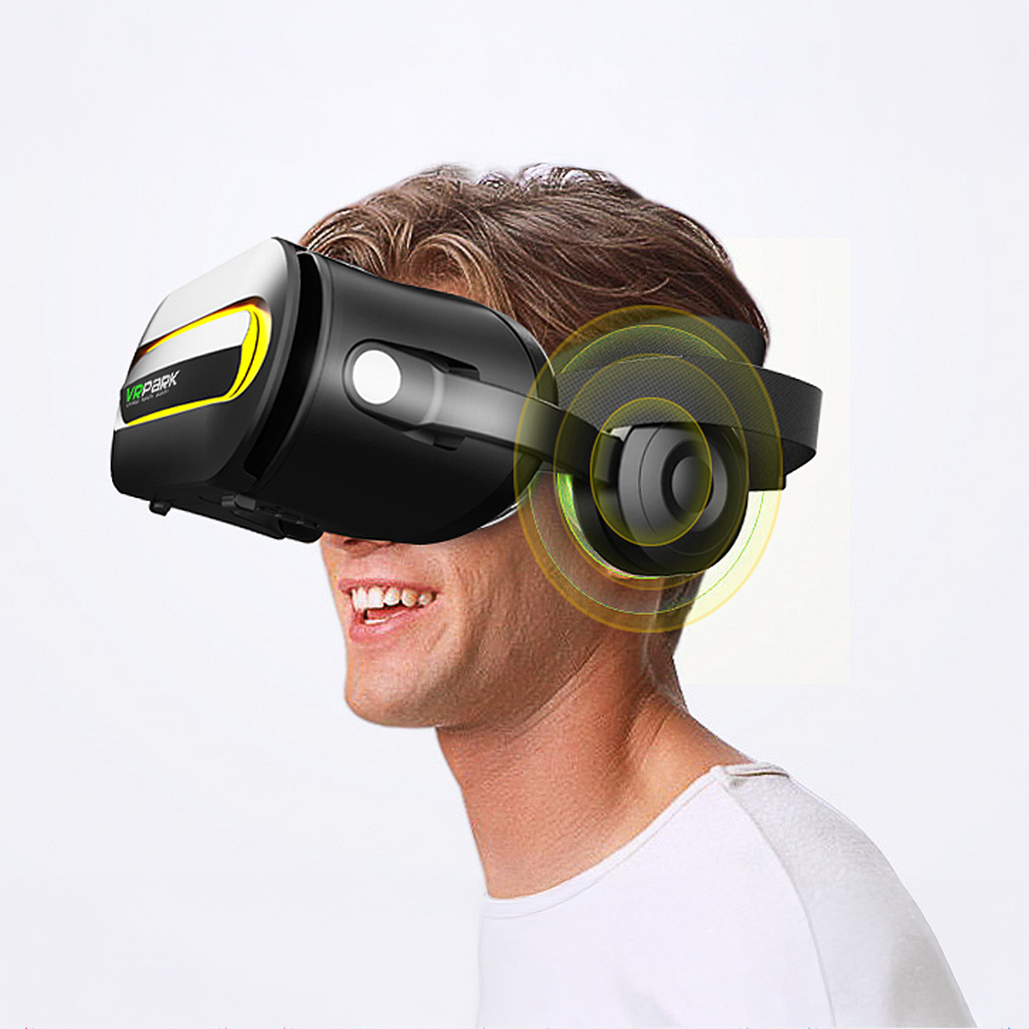 Un hombre con auriculares de realidad virtual sonríe. Los auriculares son negros y amarillos. Un gráfico de onda de sonido aparece cerca de su oreja.